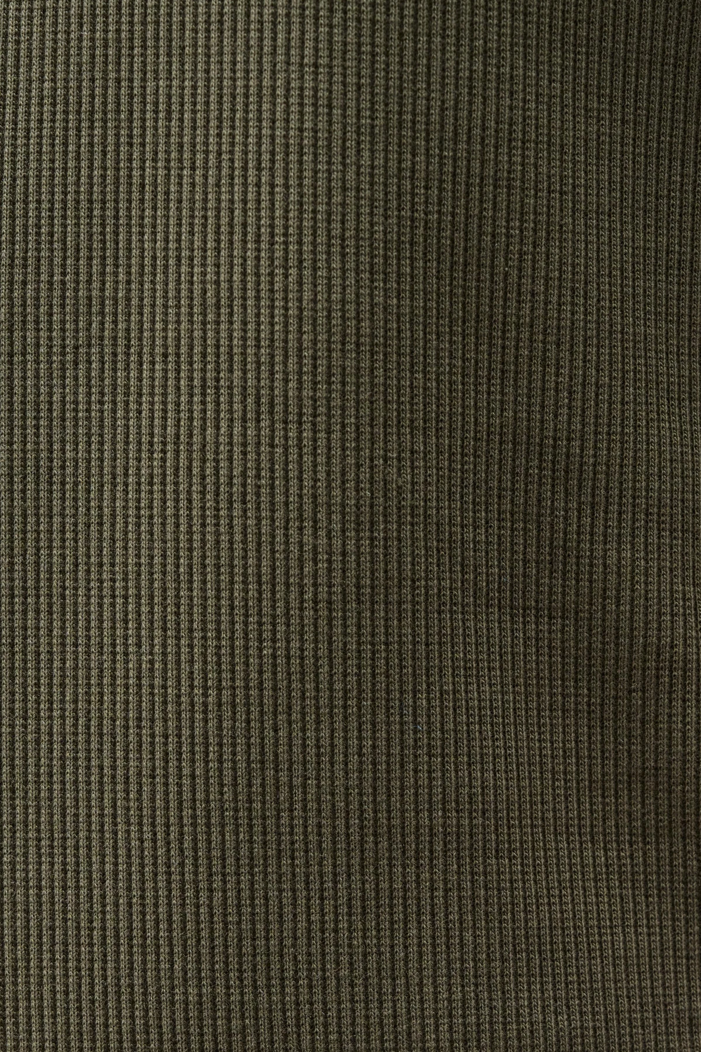 RAPHAEL - T-Shirt in Baumwolle - Herren - grün - Detailansicht am Model