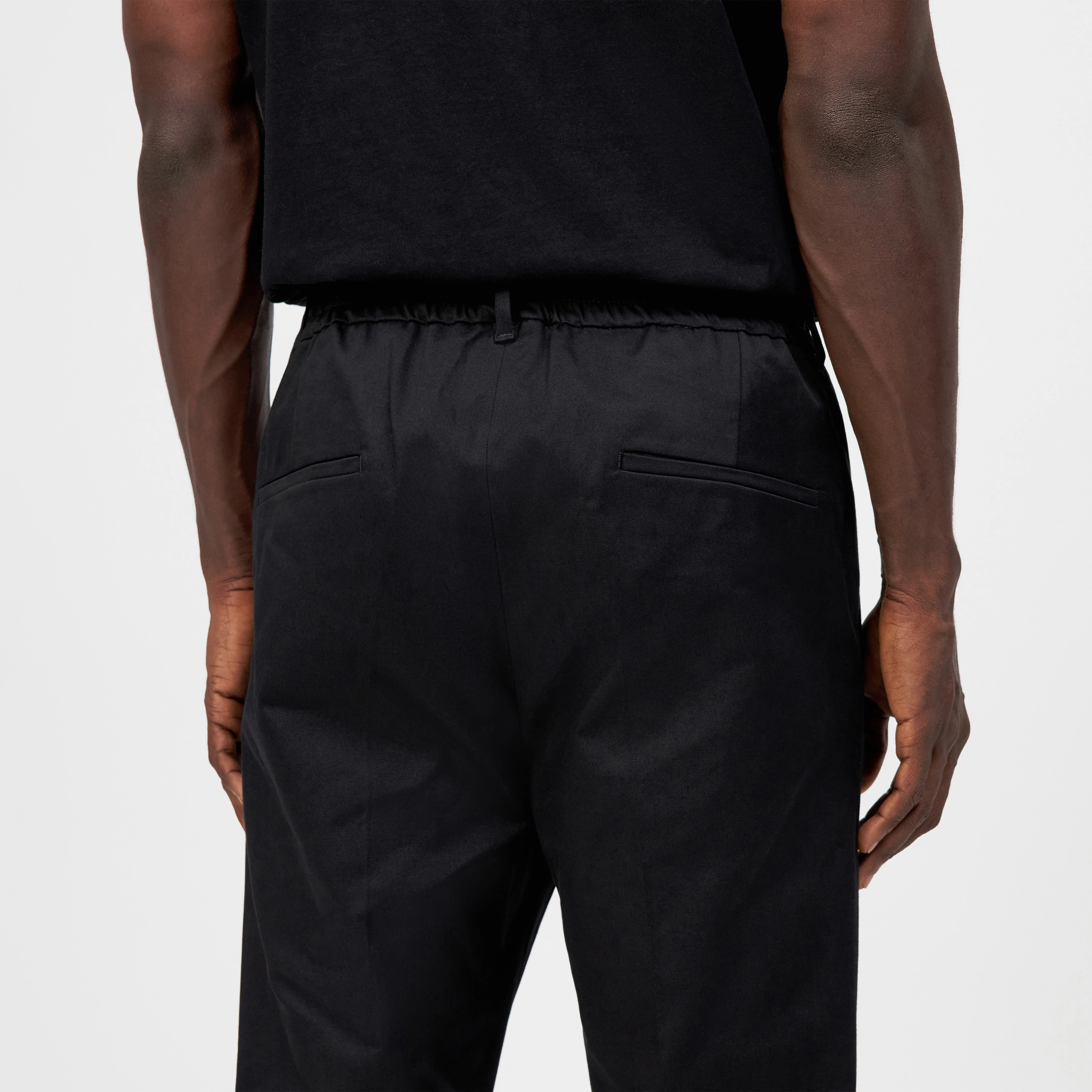 CHASY - Pantalon casual à pinces en gabardine de coton - men - noir - Detailansicht am Model