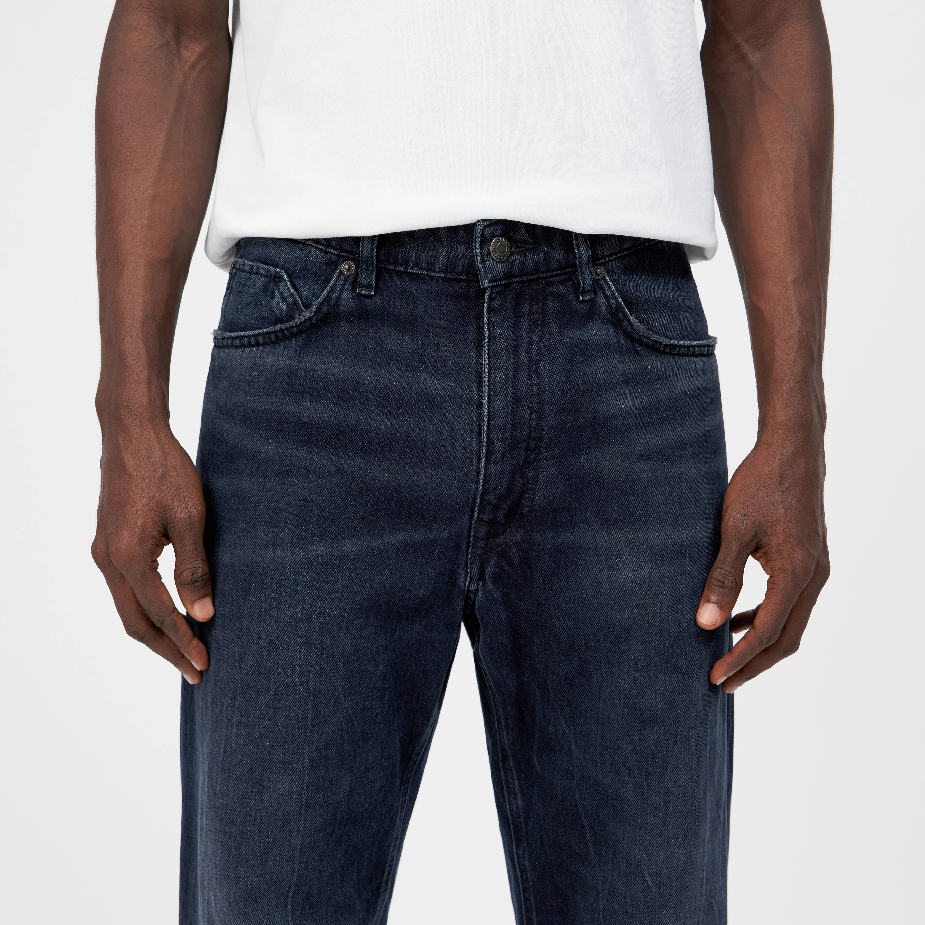 BAGGZY - Relaxed Fit Jeans in Dark-Blue Denim - Herren - blau - Detailansicht am Model