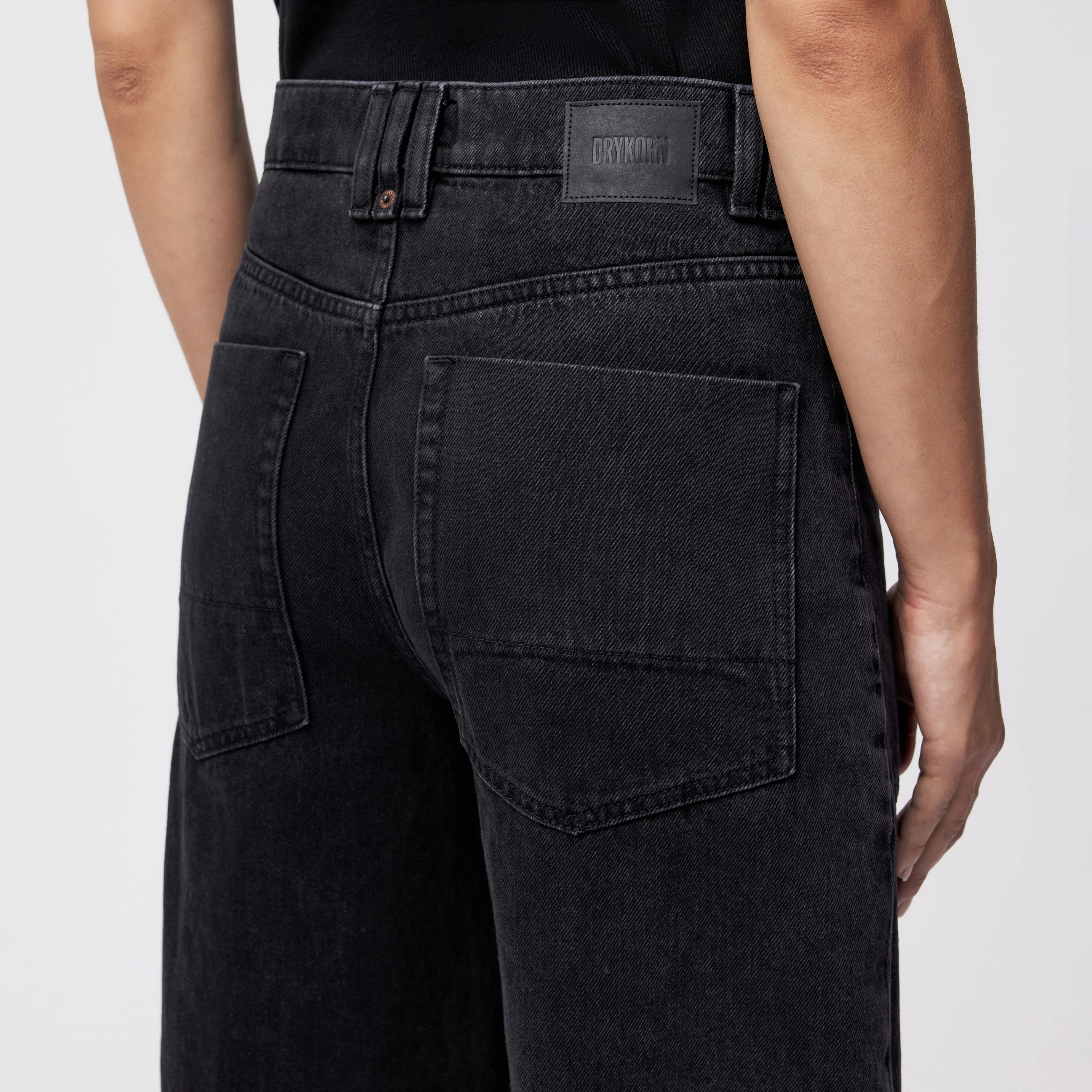 DERIVE - Mid-Waist Jeans in Black Denim - Damen - schwarz - Detailansicht am Model