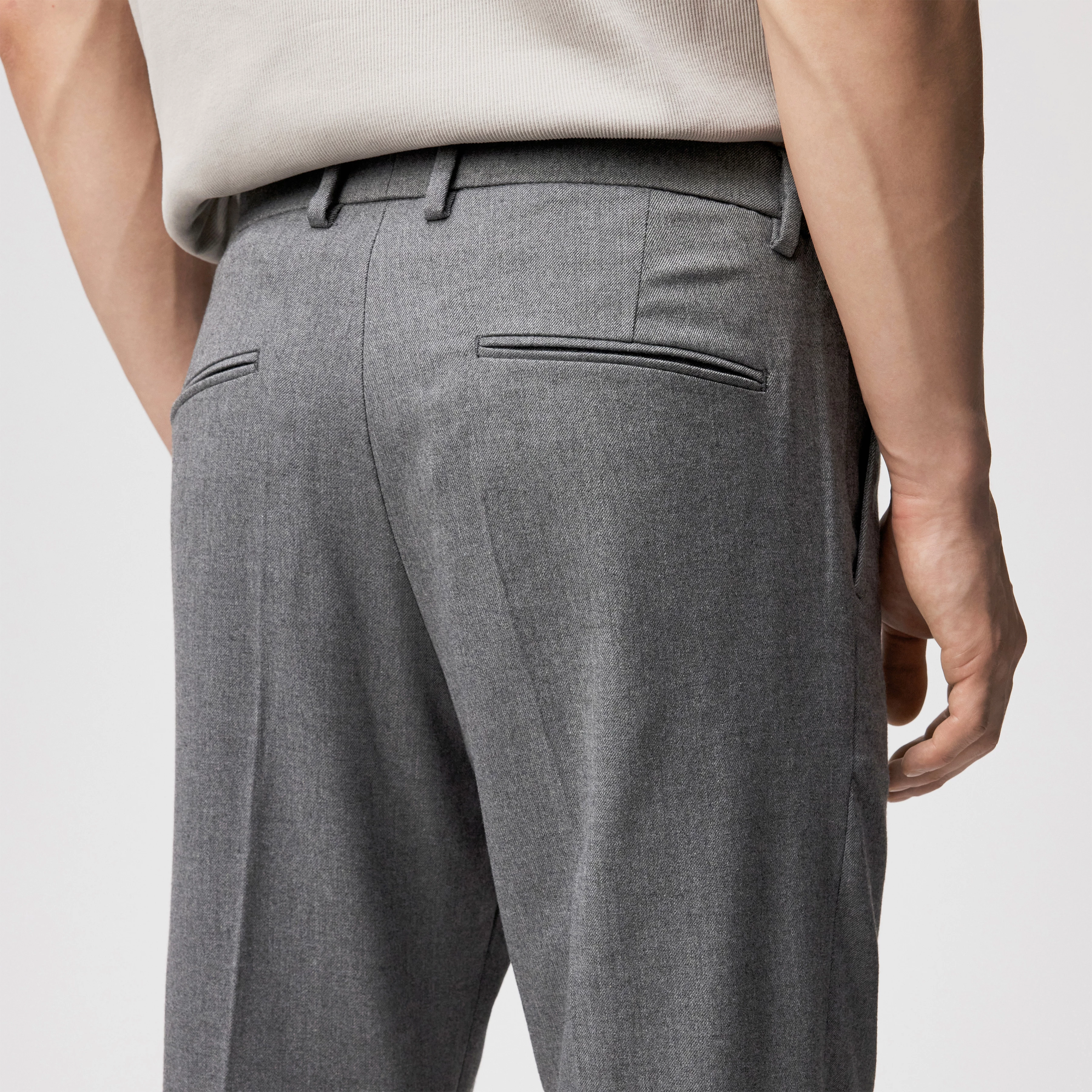 AJEND_RGLR - Konfektionierte Hose in softem Flanell - Herren - grau - Detailansicht am Model