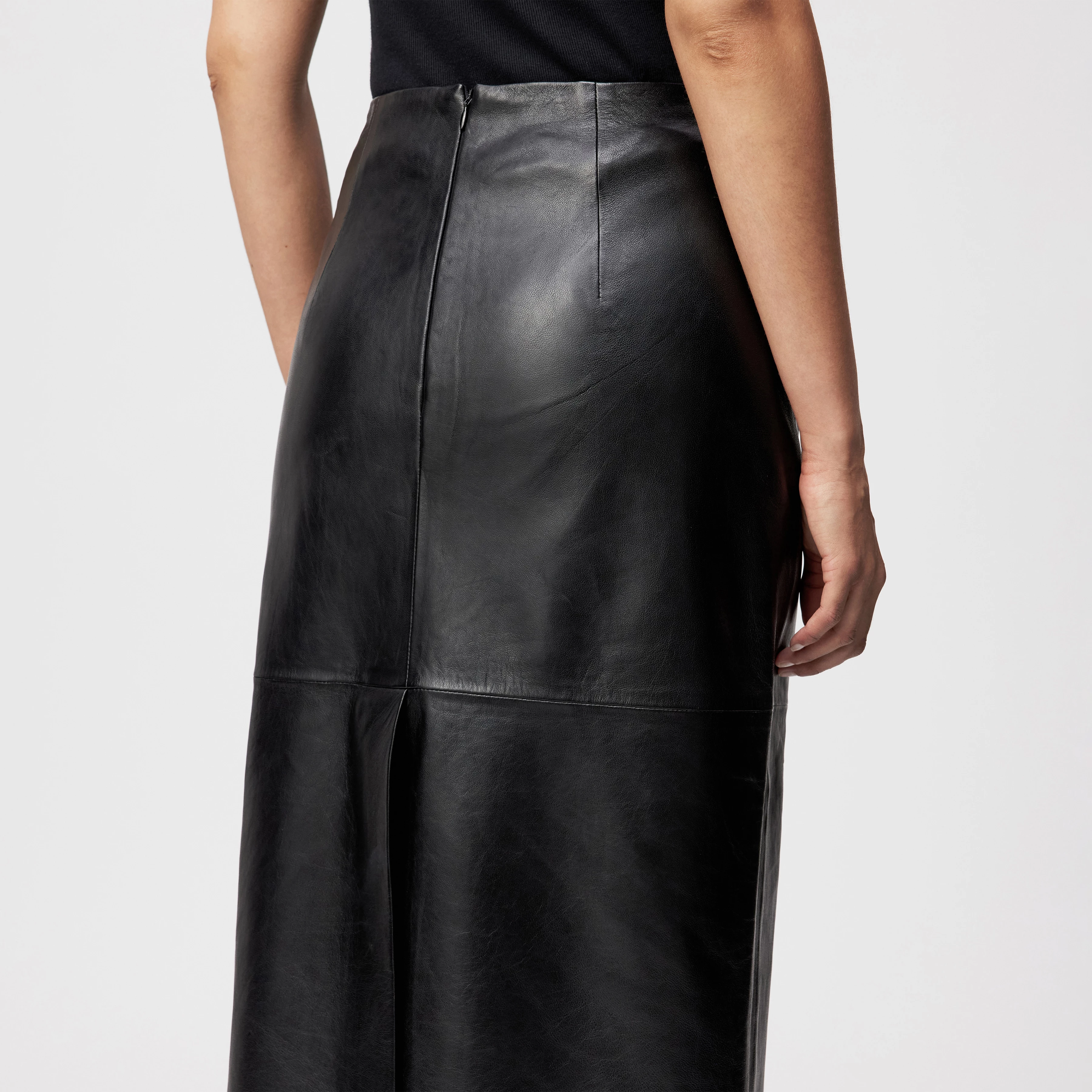 GENTIANA - Bleistiftrock in Leder - Damen - schwarz - Detailansicht am Model