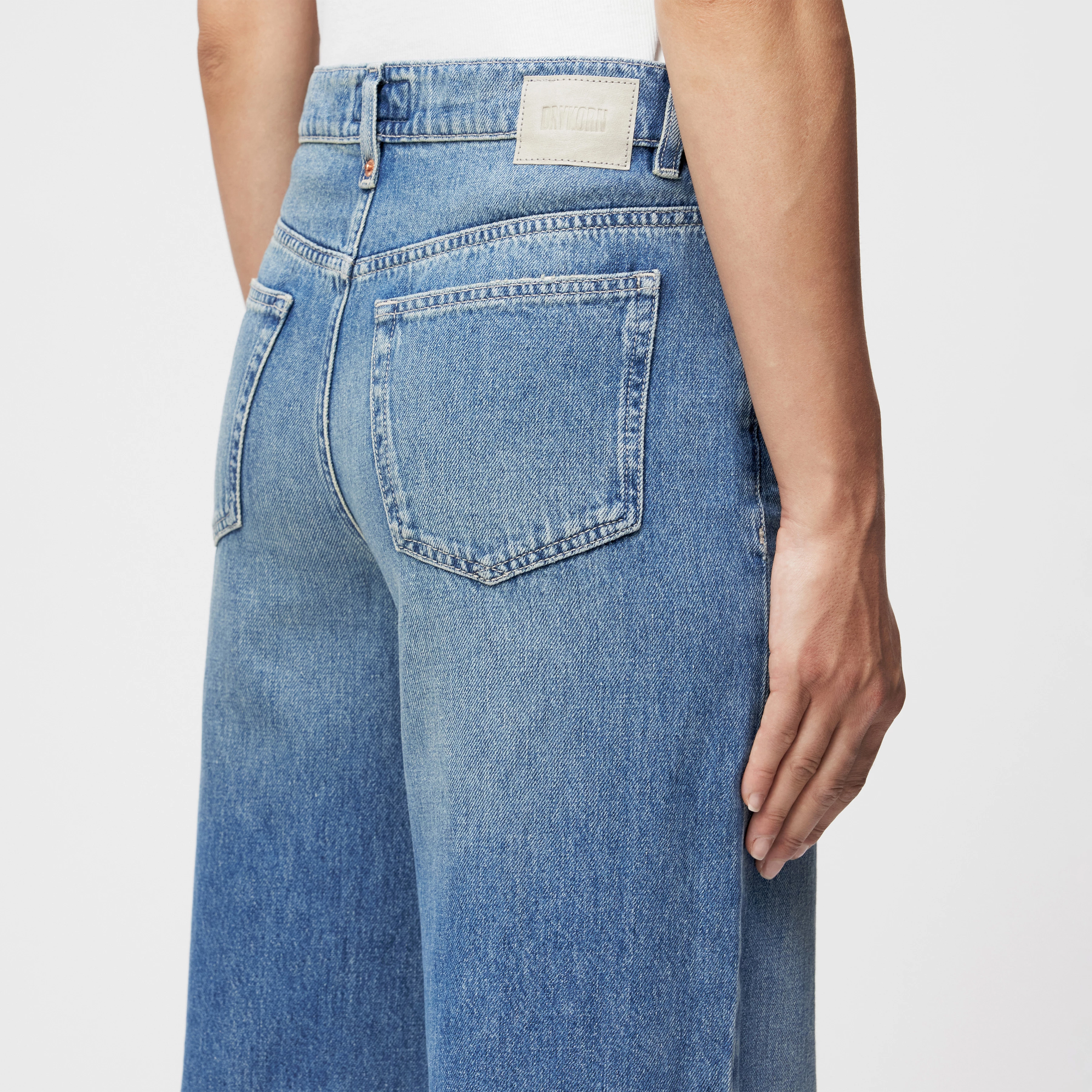 FLUNG - Mid-Waist Jeans in Light-Blue Denim - Damen - blau - Detailansicht am Model