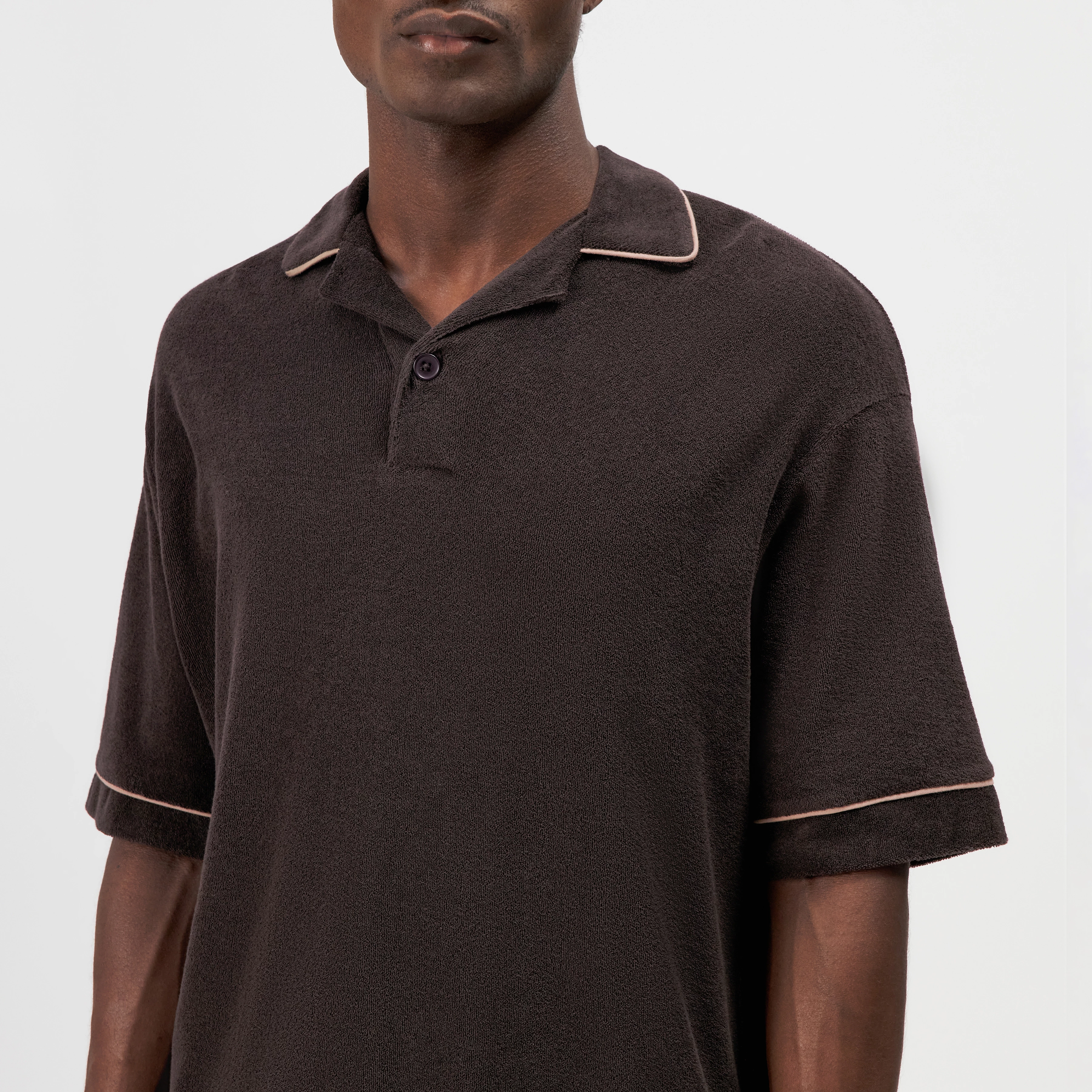 JORVEN - Relaxed Fit Polo aus Frottee mit Kontrastpaspel - Herren - braun - Detailansicht am Model