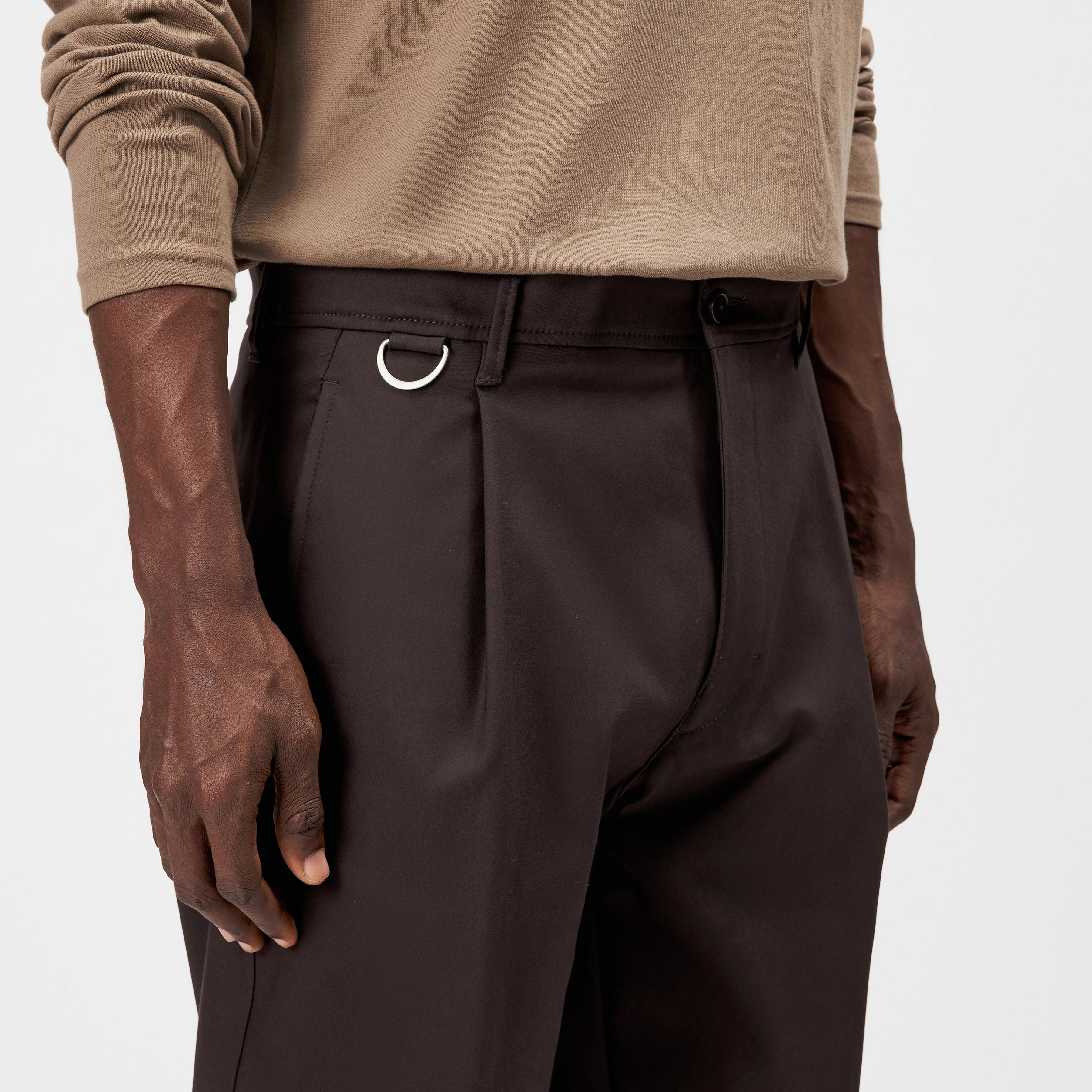 DEVYN - Hose mit D-Ring Detail in Technostretch-Satin - Herren - braun - Detailansicht am Model