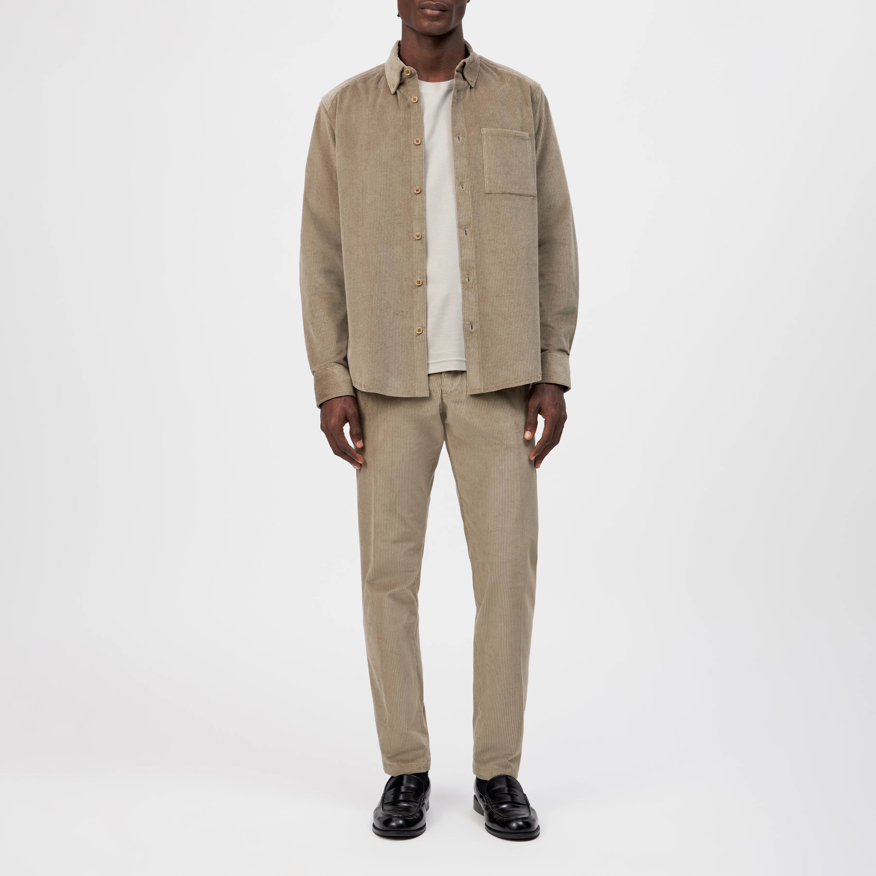 LIET_3 - Button-Down Hemd in Baumwoll-Cord - Herren - braun - Ganzkörper-Frontansicht