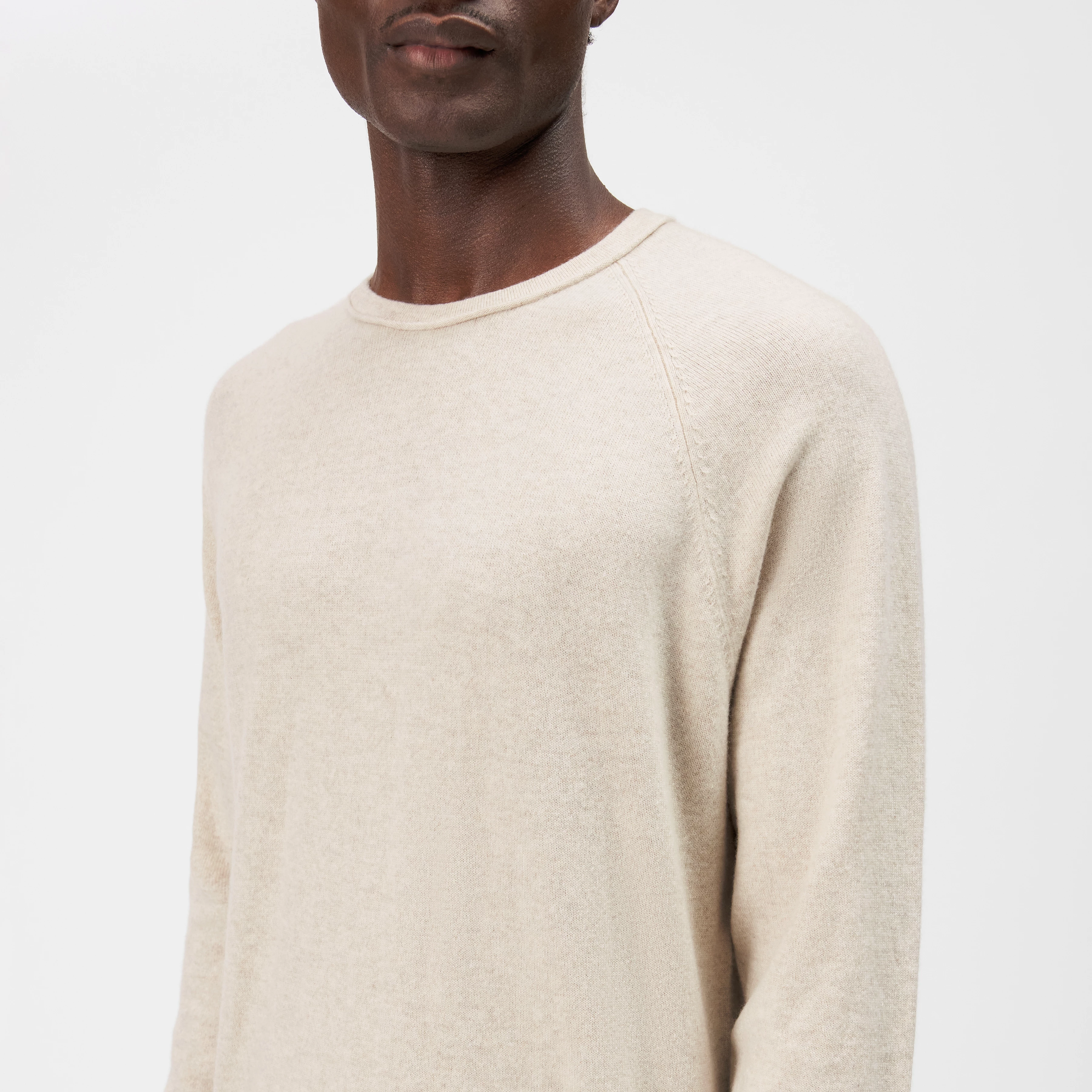 TITZIAN - Long sleeve top in 100% cashmere - men - beige - Detailansicht am Model