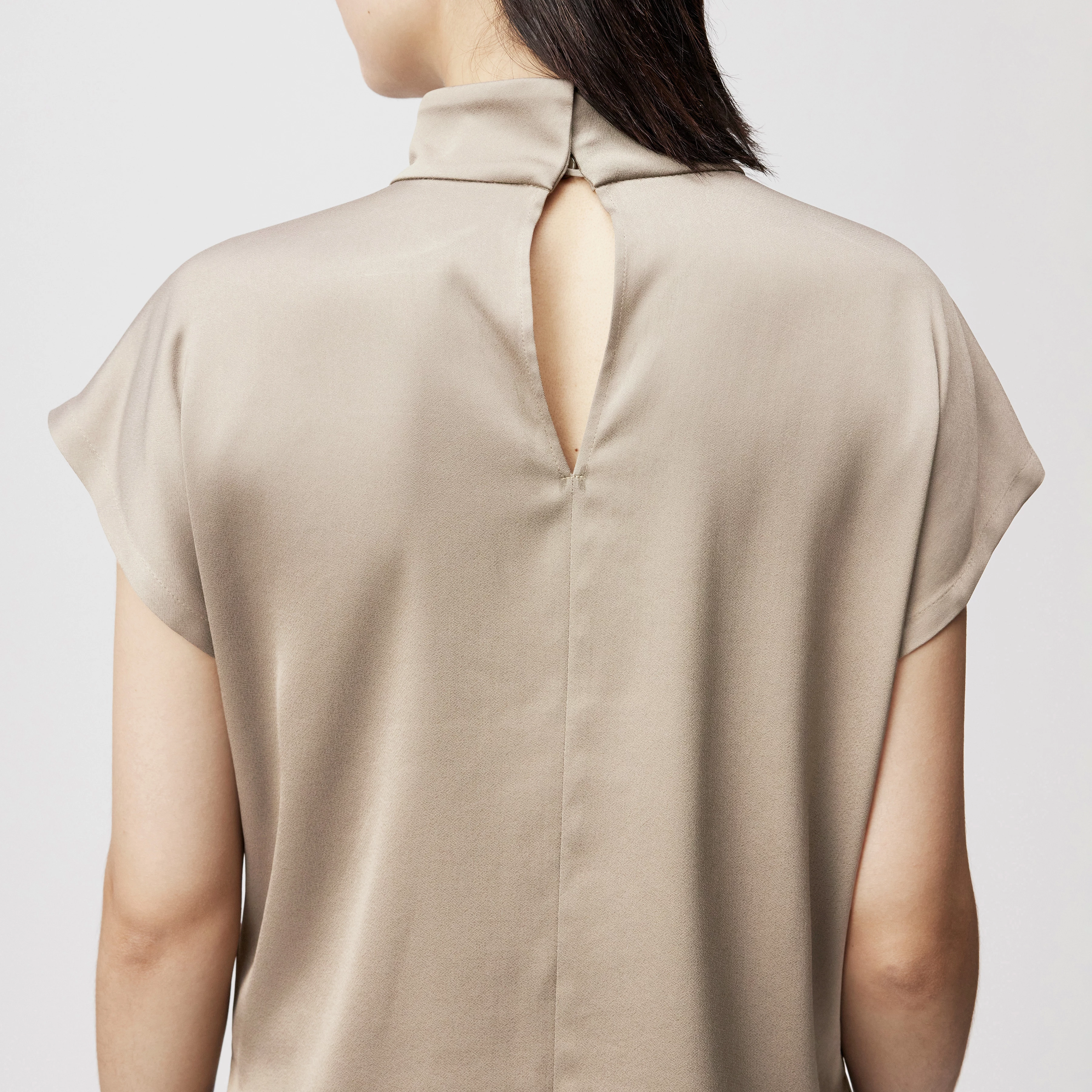 ALARIA_1 - Shirt blouse with stand-up collar in satin - women - brown - Detailansicht am Model