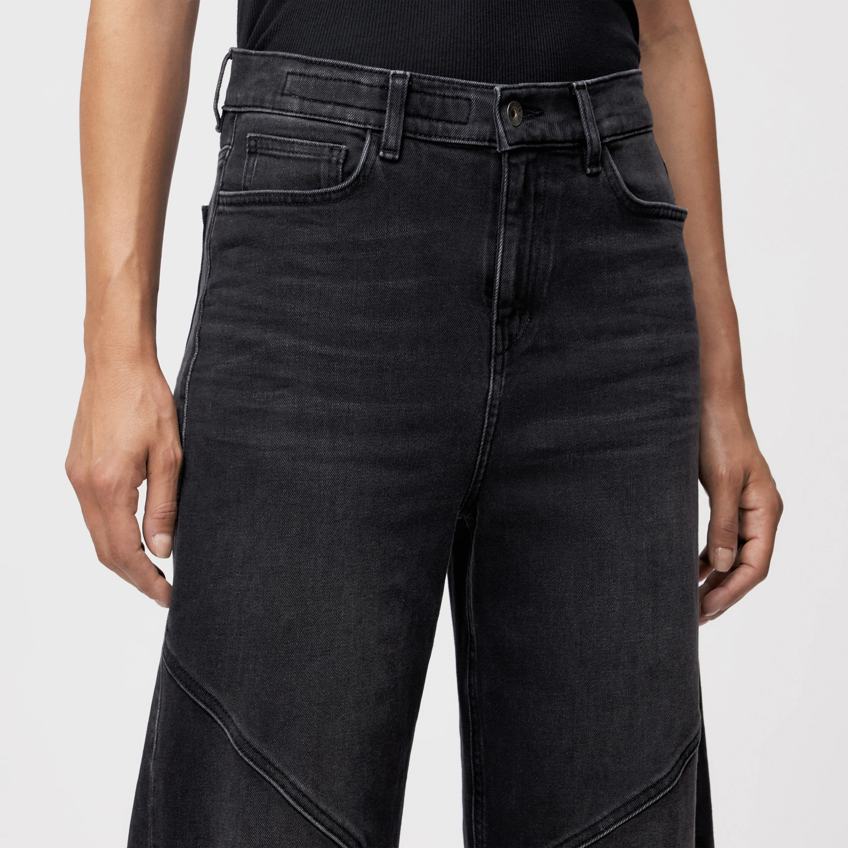 SWORE - 5-Pocket Jeans in Dark-Grey Denim - Damen - grau - Detailansicht am Model
