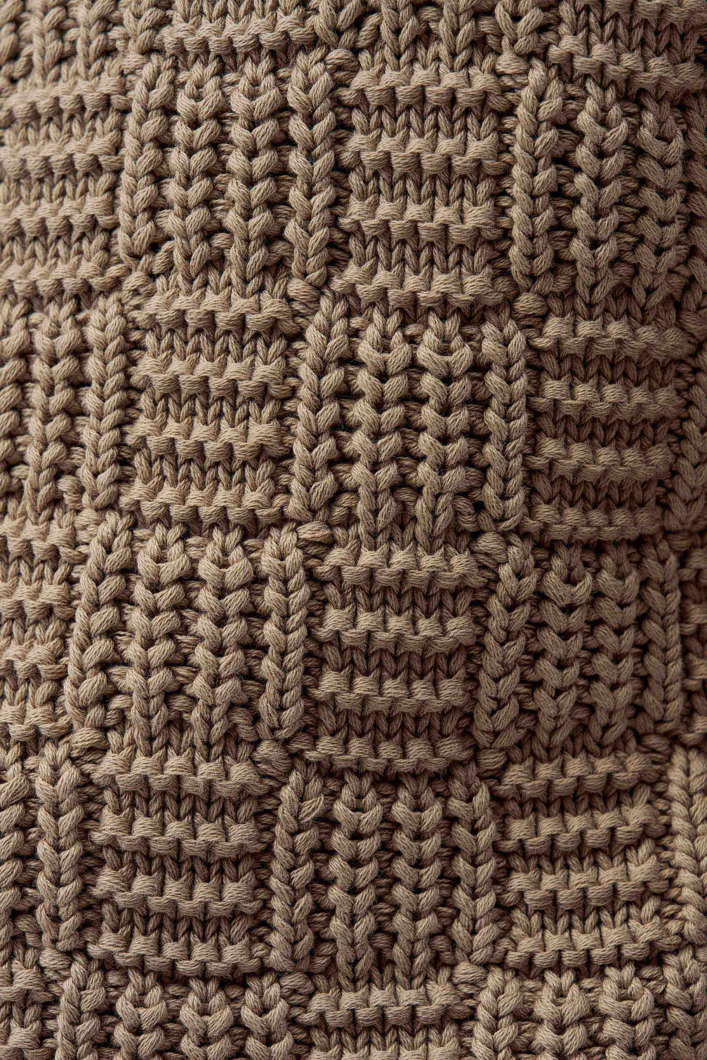 MAX - knitted bomber jacket with structure - men - brown - Detailansicht am Model