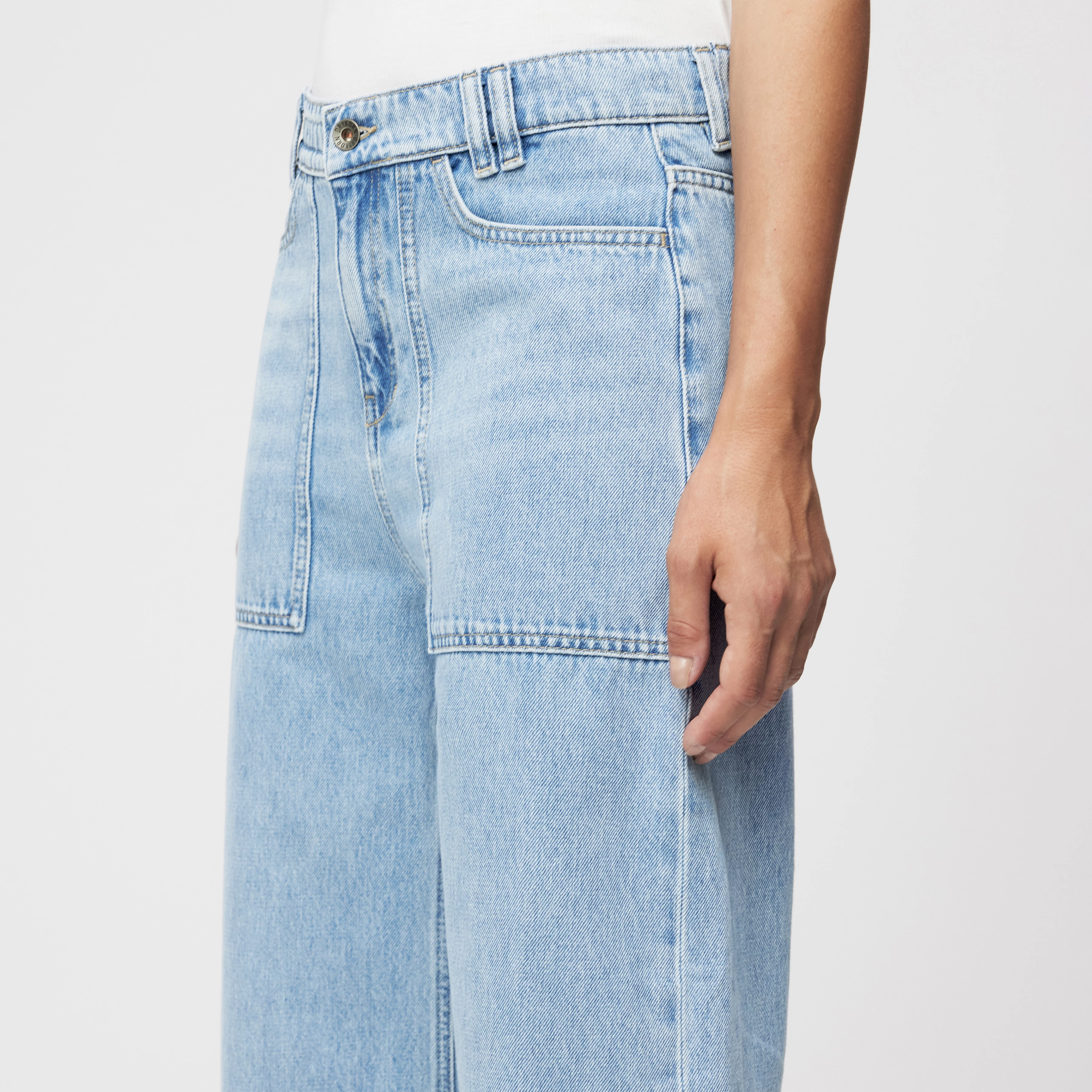 DERIVE - Mid-Waist Jeans in Light-Blue Denim - Damen - blau - Detailansicht am Model