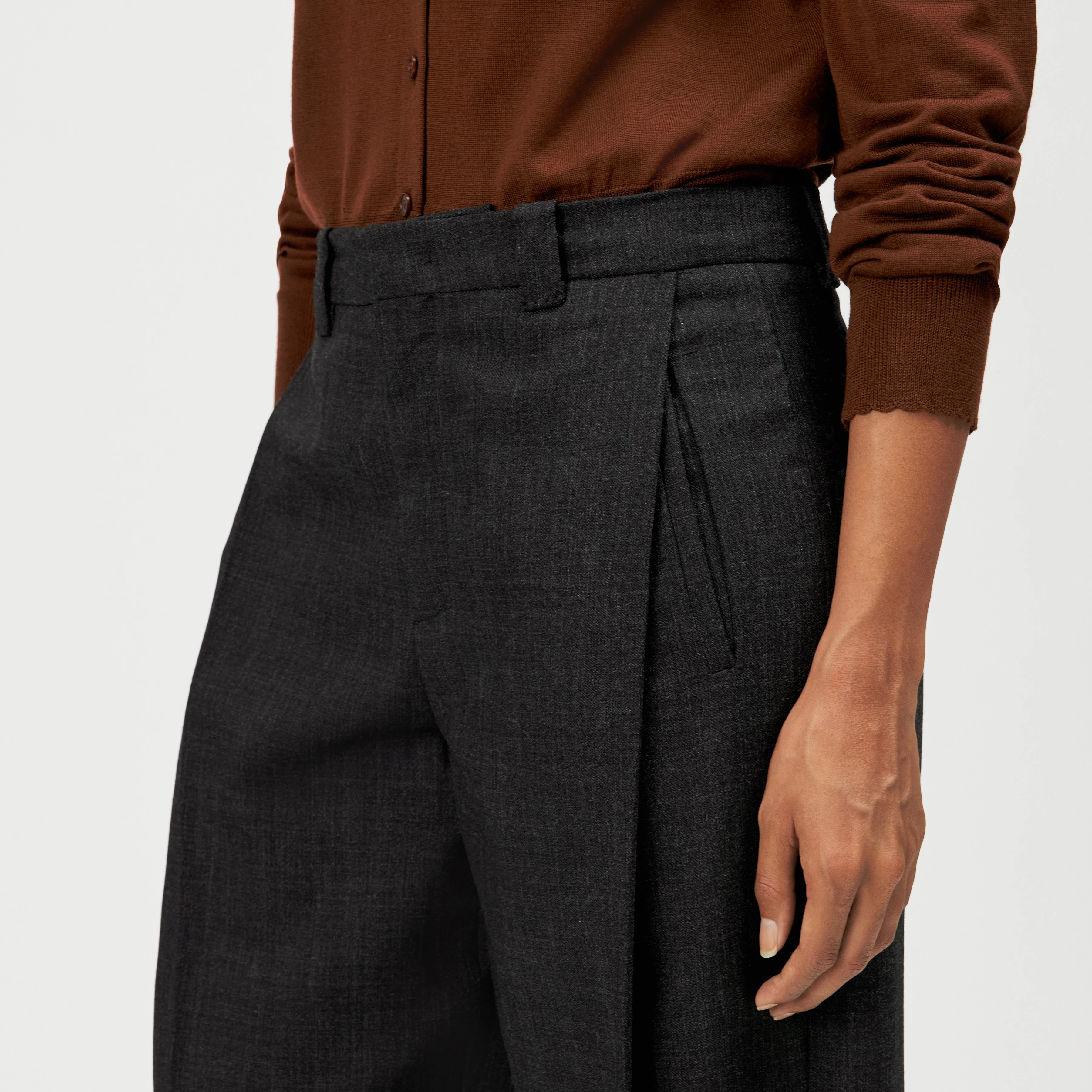 UNPACK - Pleated Trousers, Regular Fit - women - grey - Detailansicht am Model