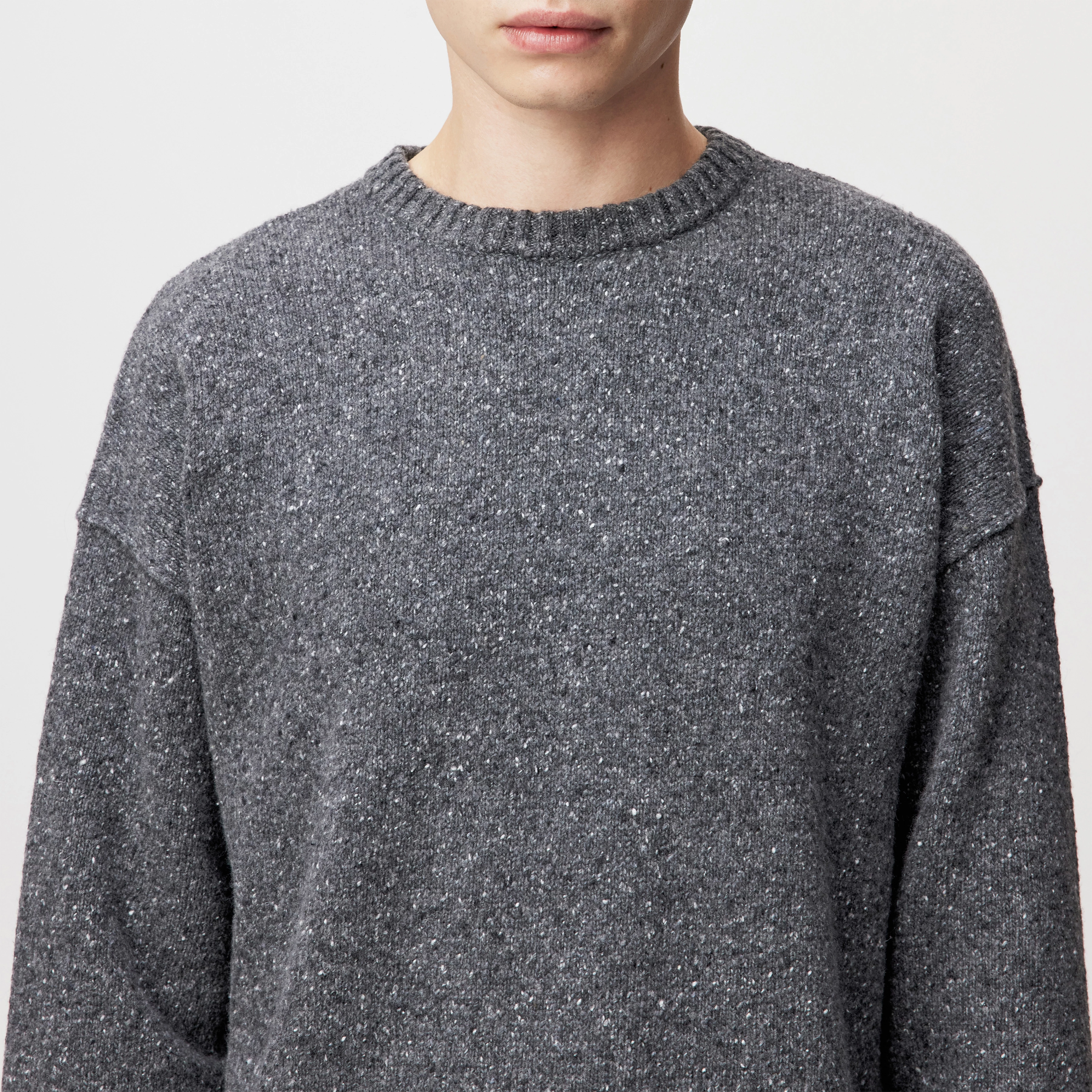 NEELIO - Pullover in Tweet Woll-Mischung - Herren - grau - Detailansicht am Model