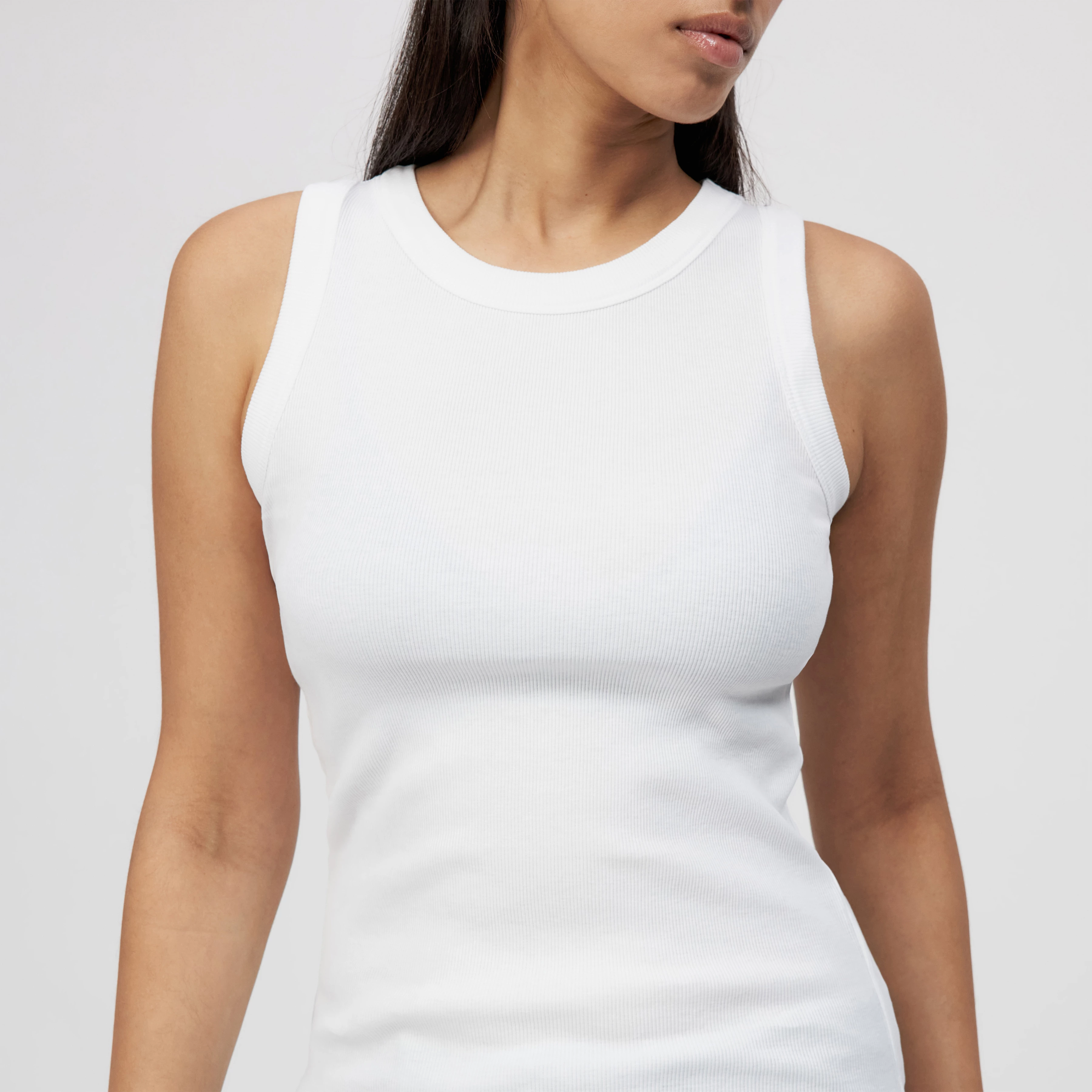 OLINA - Tanktop mit Rundhals in Baumwoll-Rippe - Damen - weiß - Detailansicht am Model