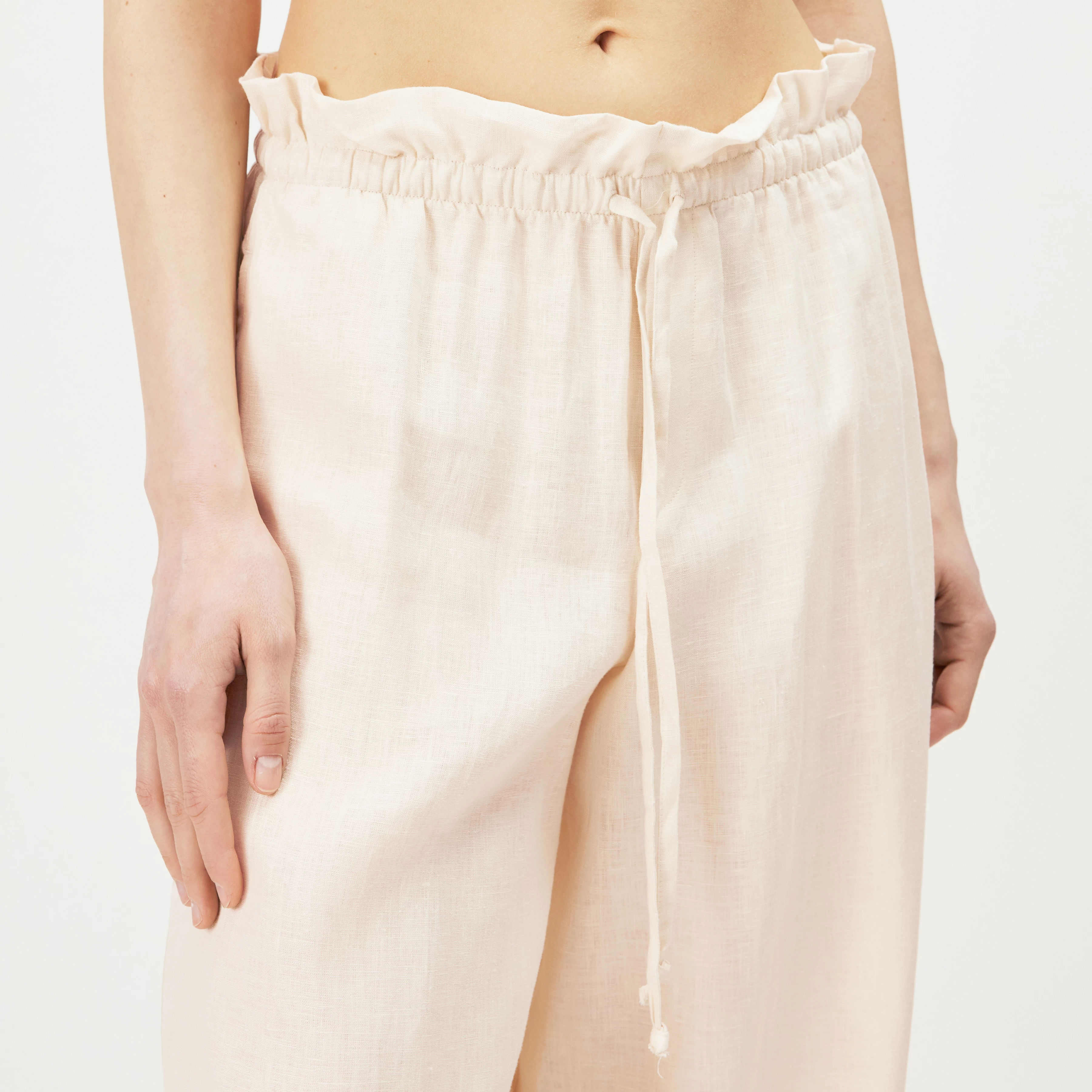 DWINDLE - Paperbag-bukser i rent linned - women - off white - Detailansicht am Model