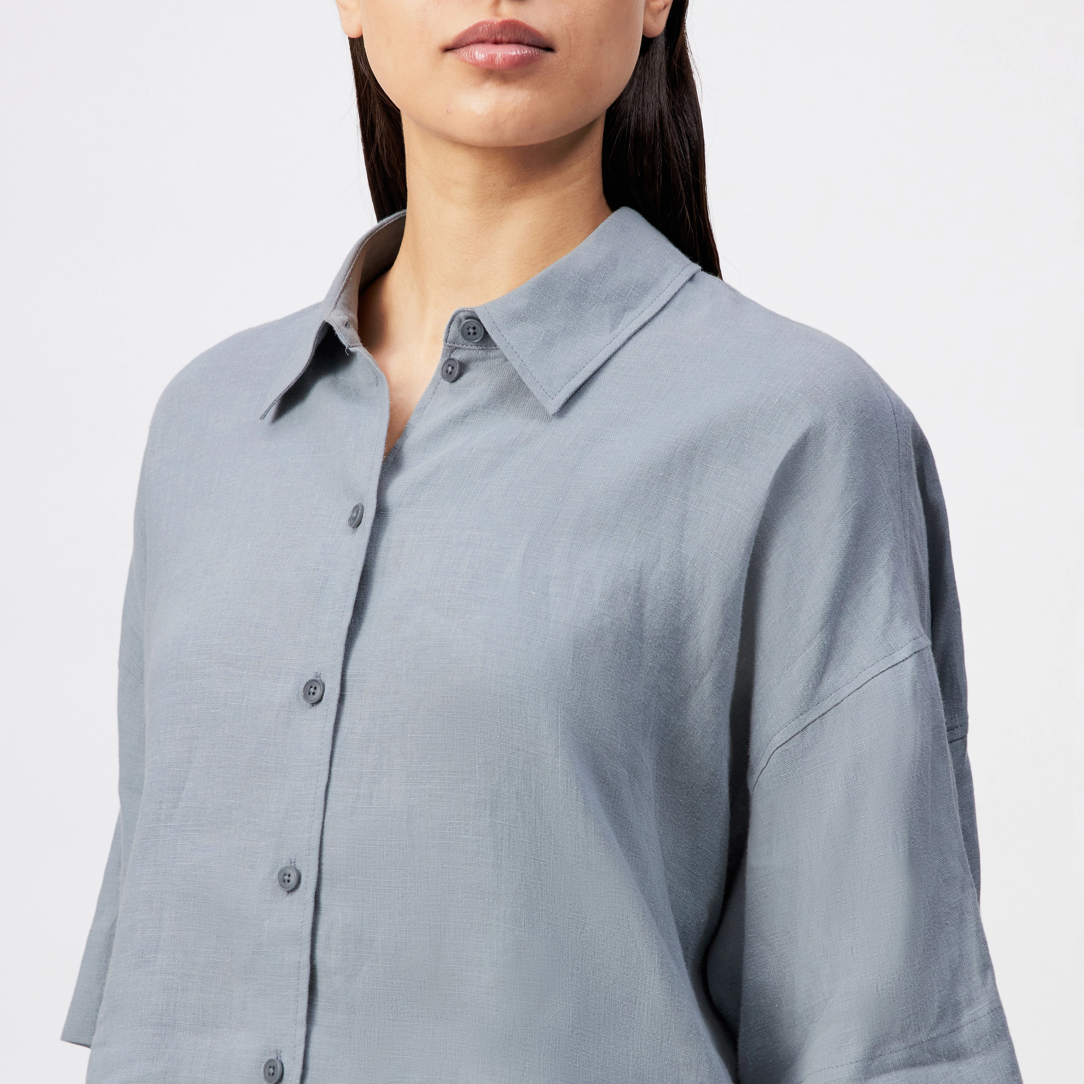 YARIKA - Boxy shirt blouse in linen - women - blue - Detailansicht am Model