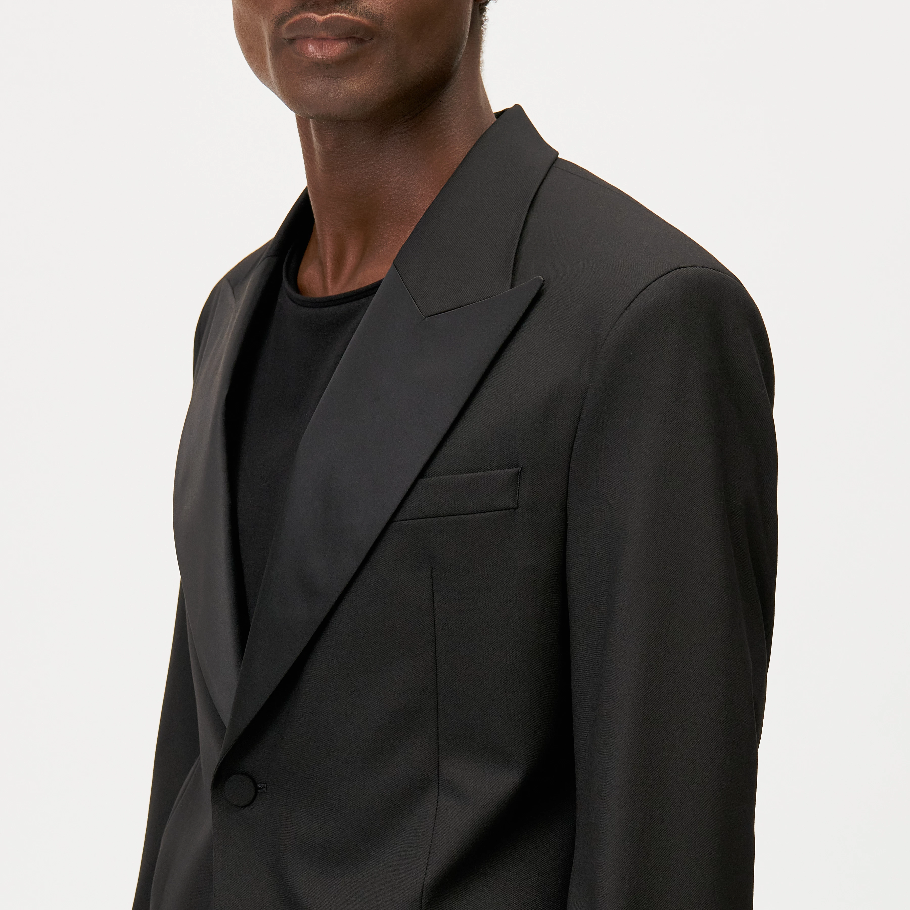JACATO - Dinner jacket with satin lapels - men - black - Detailansicht am Model