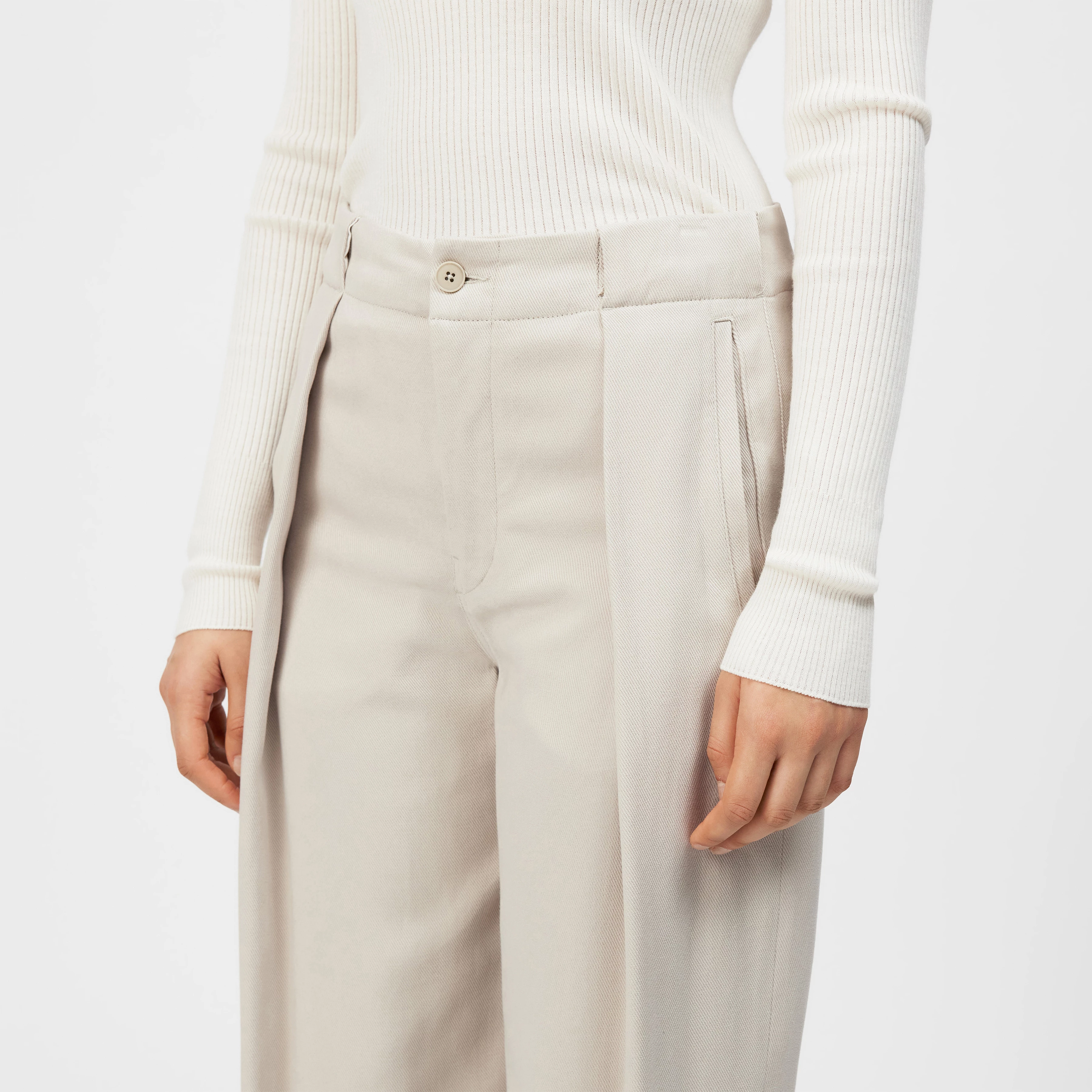 THREW - Tailored trousers in lyocell - women - beige - Detailansicht am Model