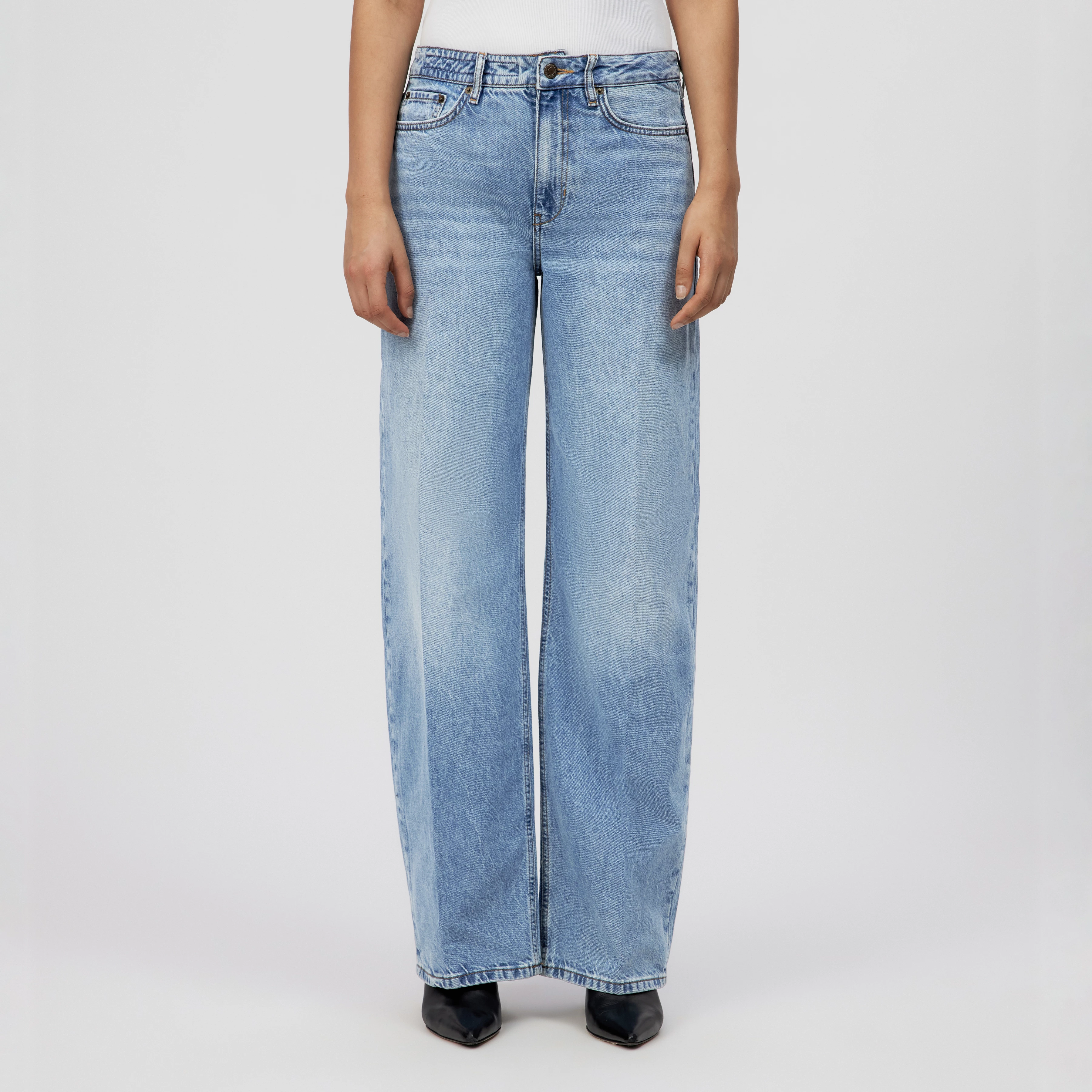 MEDLEY - Mid-Waist Jeans in Light-Blue Denim - Damen - blau - Frontansicht