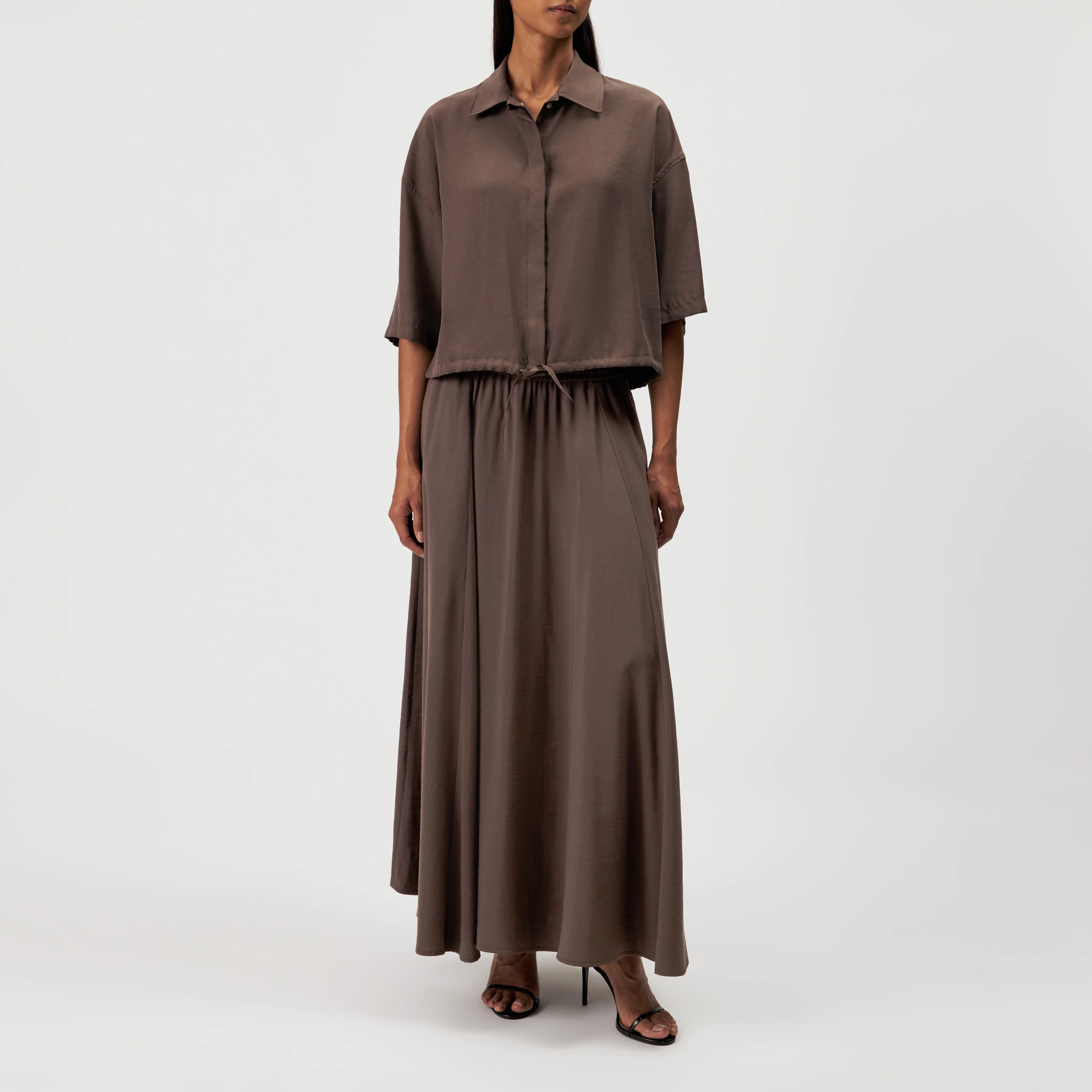 LAINAY - Cropped shirt blouse in fluid twill - women - brown - Ganzkörper-Frontansicht