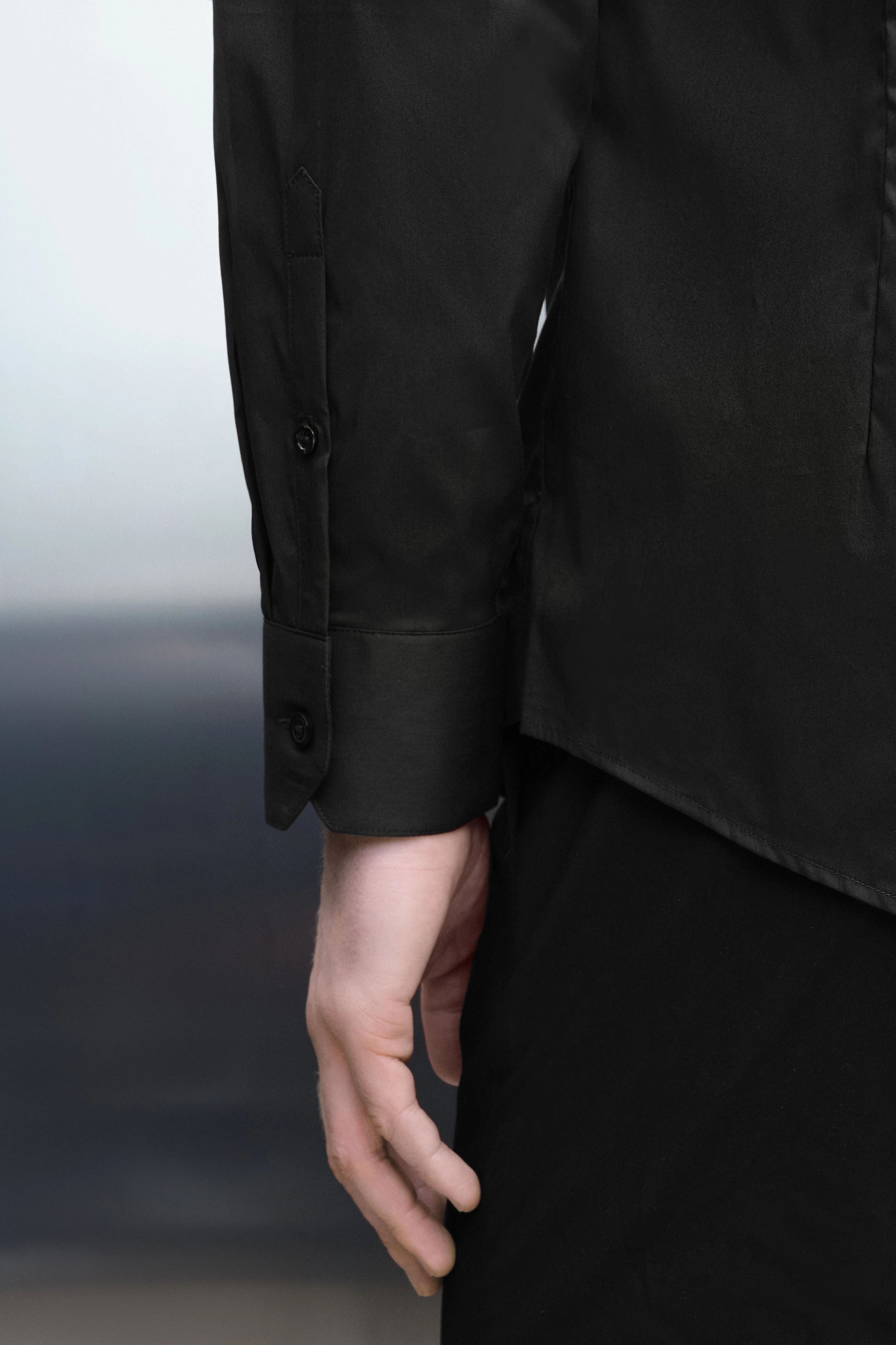 JEDDA - classic slim fit shirt with shark collar - men - Natural Aluminium - Detailansicht am Model