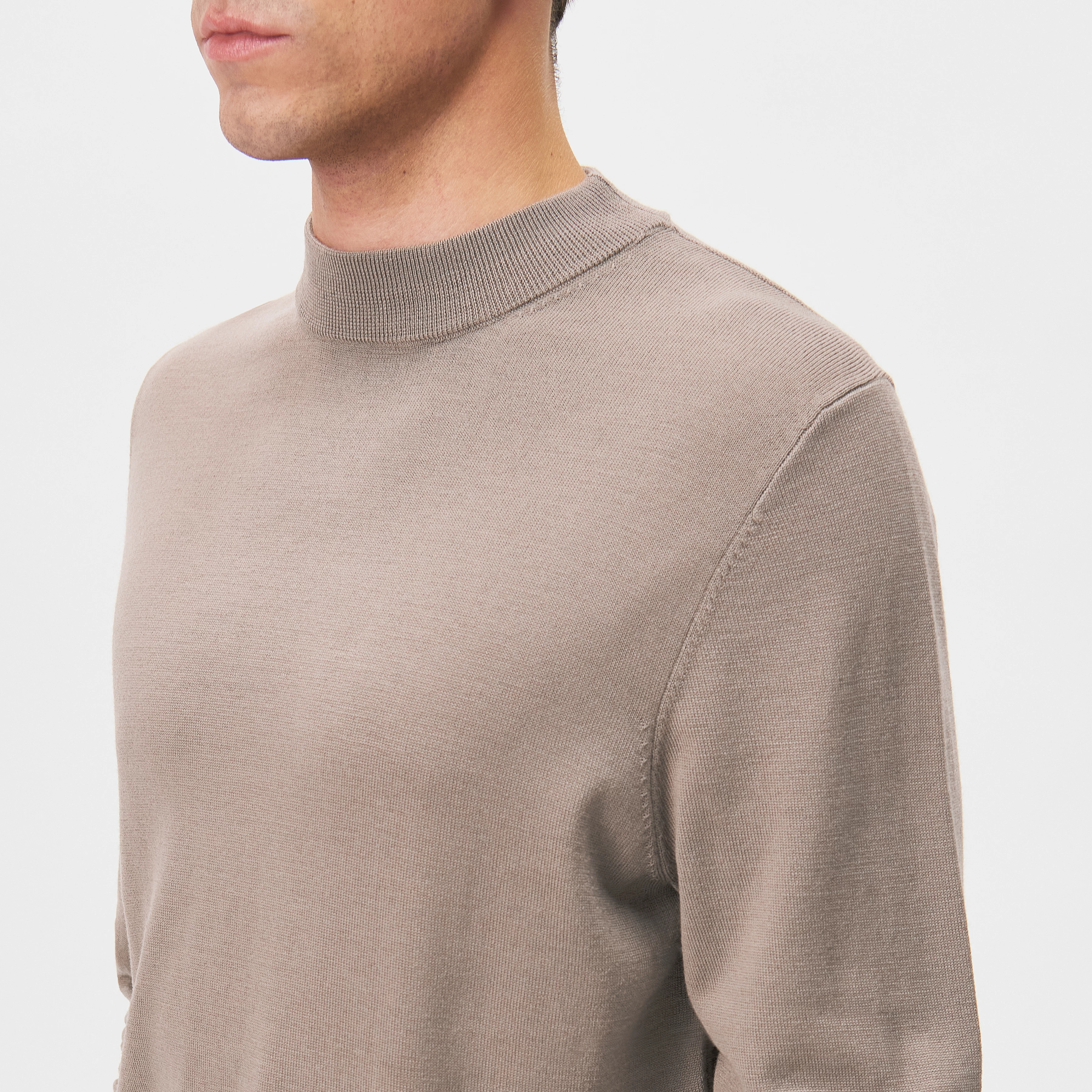 ARWON - Fitted turtleneck jumper in pure Merino wool - men - brown - Detailansicht am Model