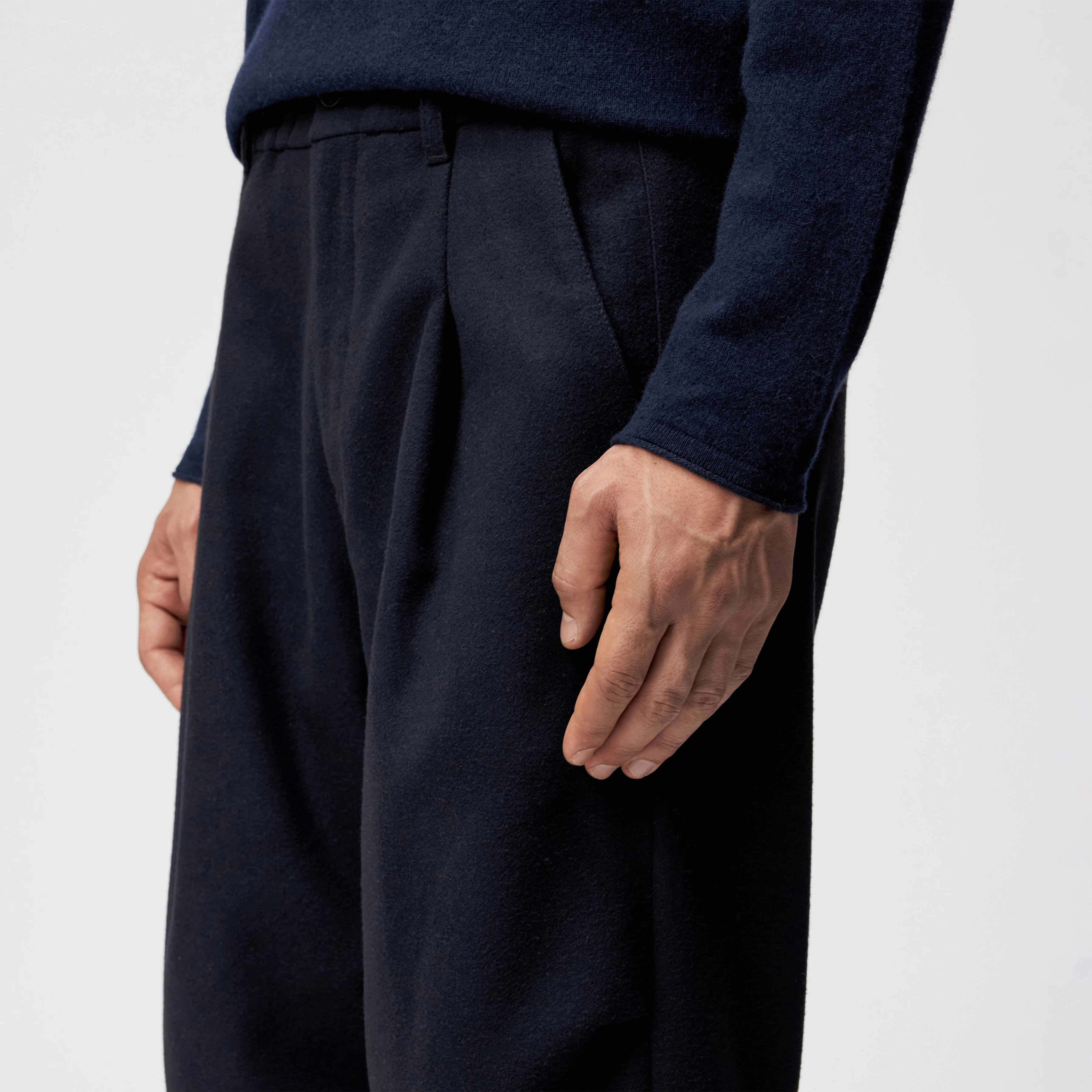LIROG_C - Utility trousers in soft flannel - men - blue - Detailansicht am Model