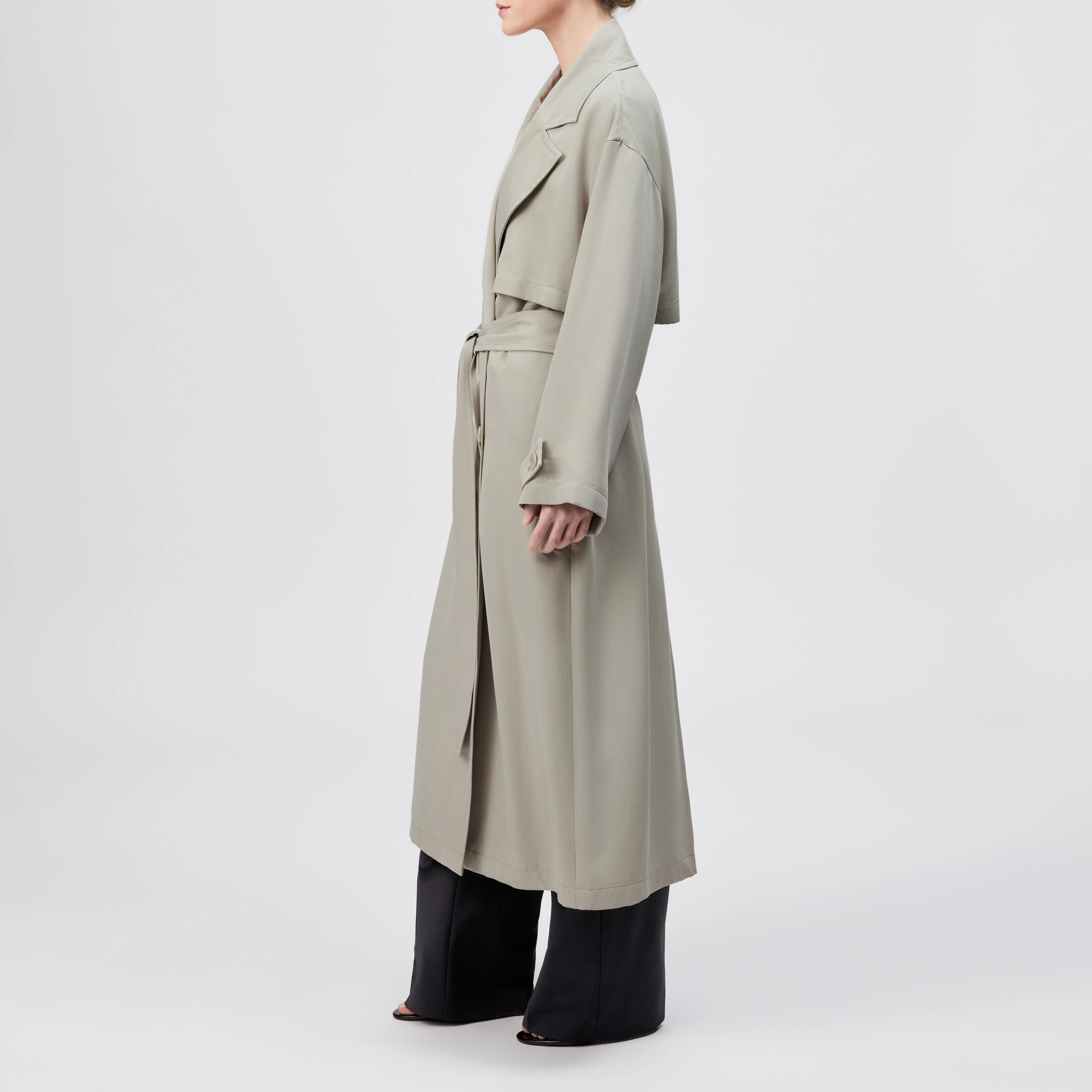 AVETON - Relaxed fit coat in flowing twill. - women - beige - Seitenansicht