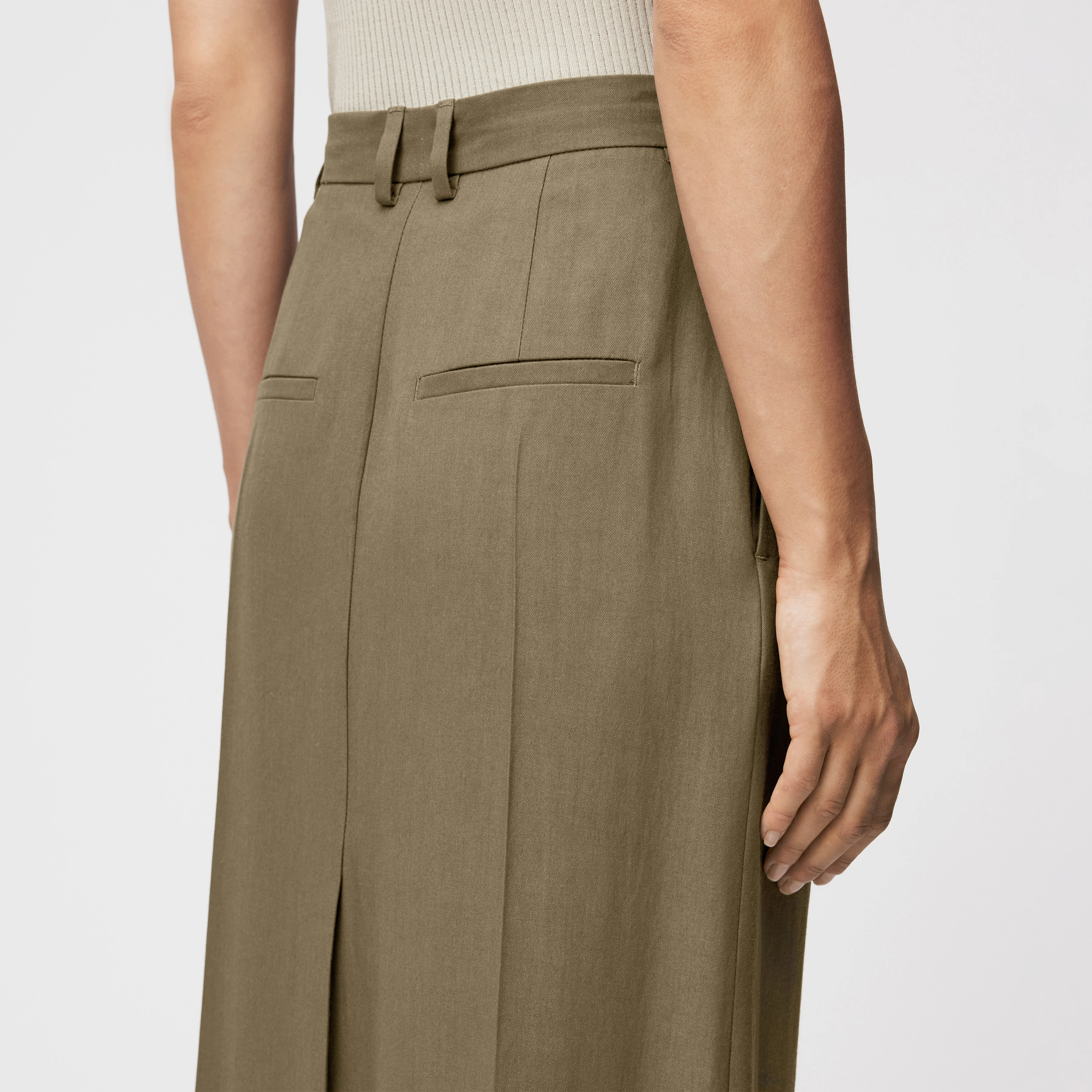 CORALINE - Rock mit Bundfalten in Twill - Damen - grün - Detailansicht am Model