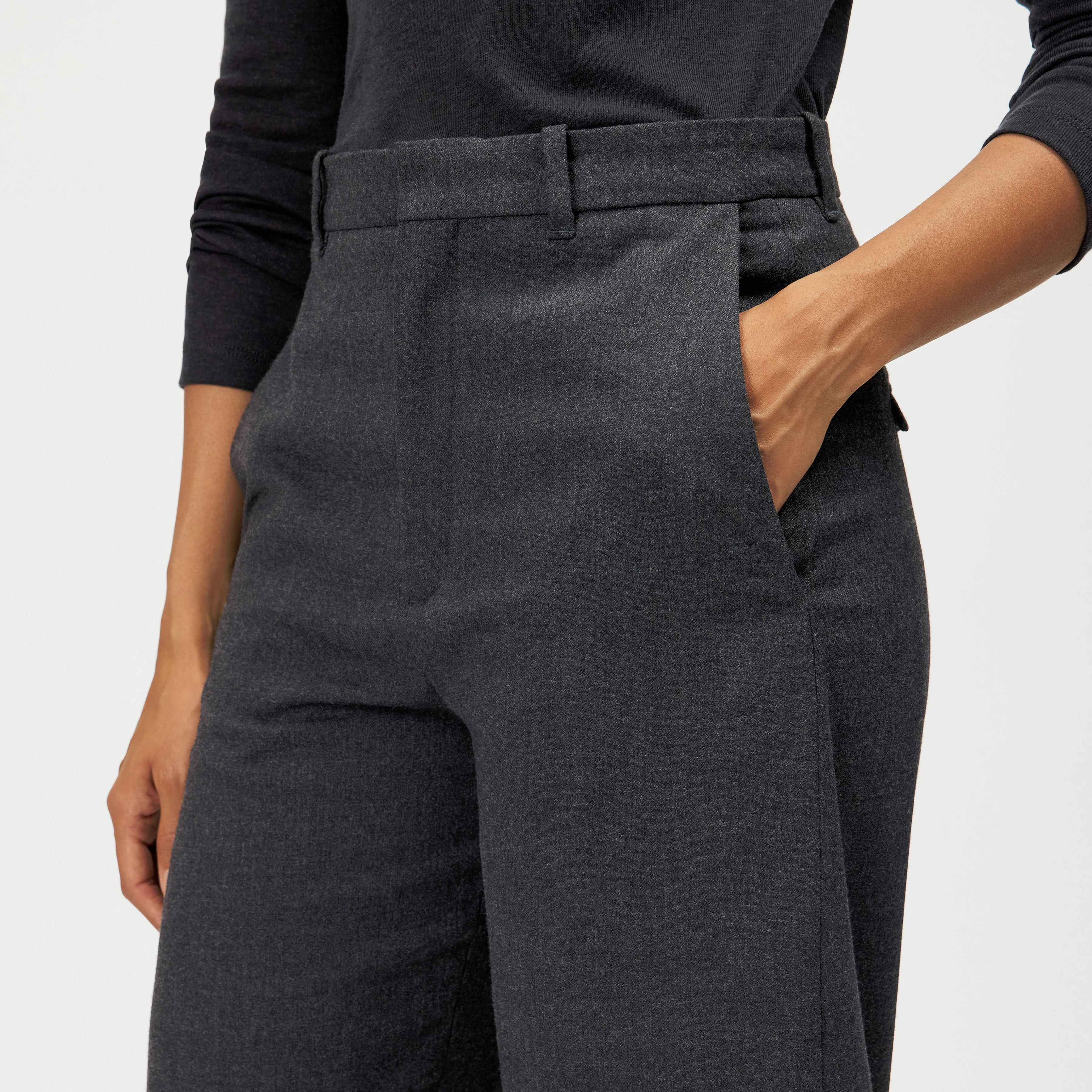 ADVISE - Relaxed fit twill trousers - women - grey - Detailansicht am Model
