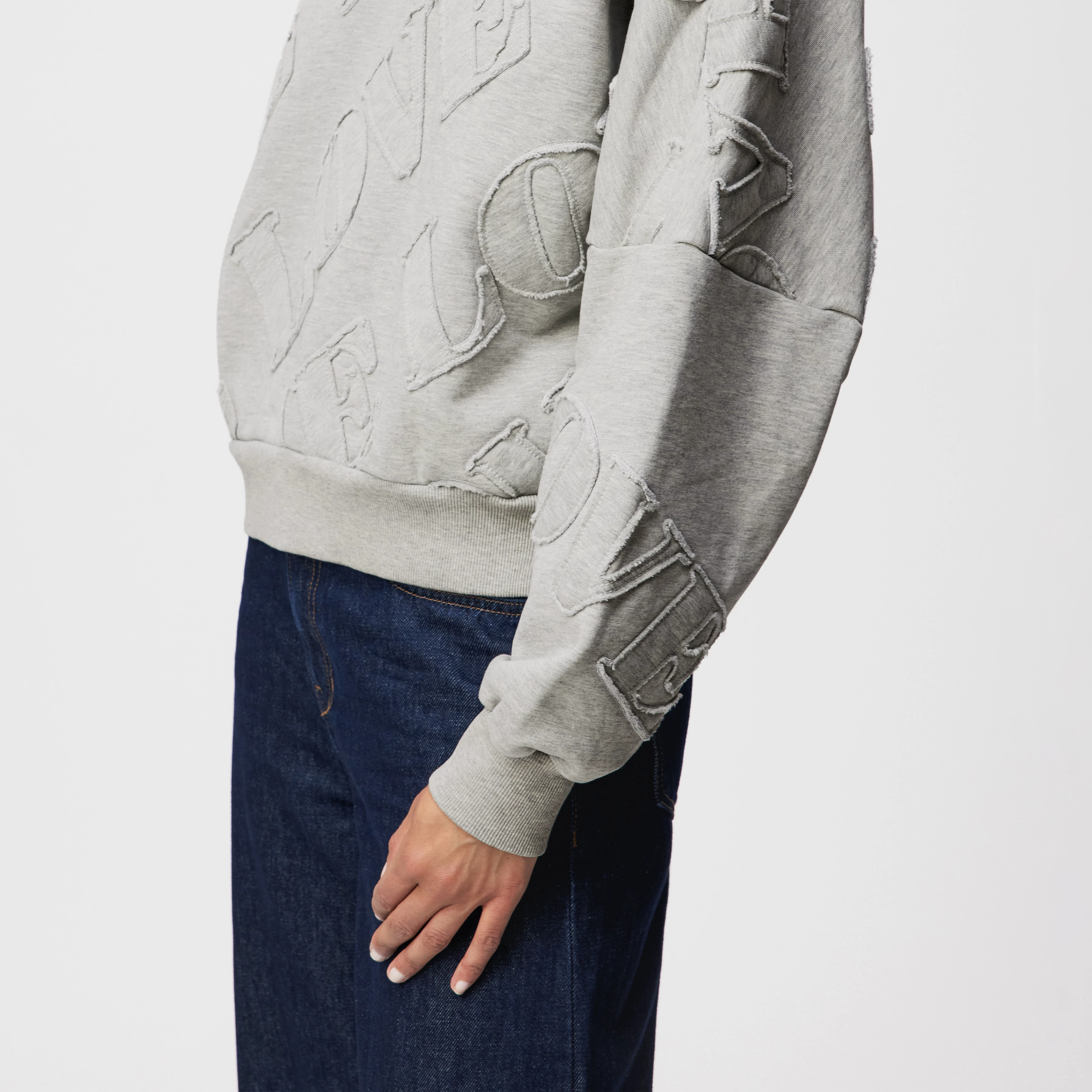 ASTERA_P11 - Oversized Sweatshirt in reiner Baumwolle - Damen - grau - Detailansicht am Model
