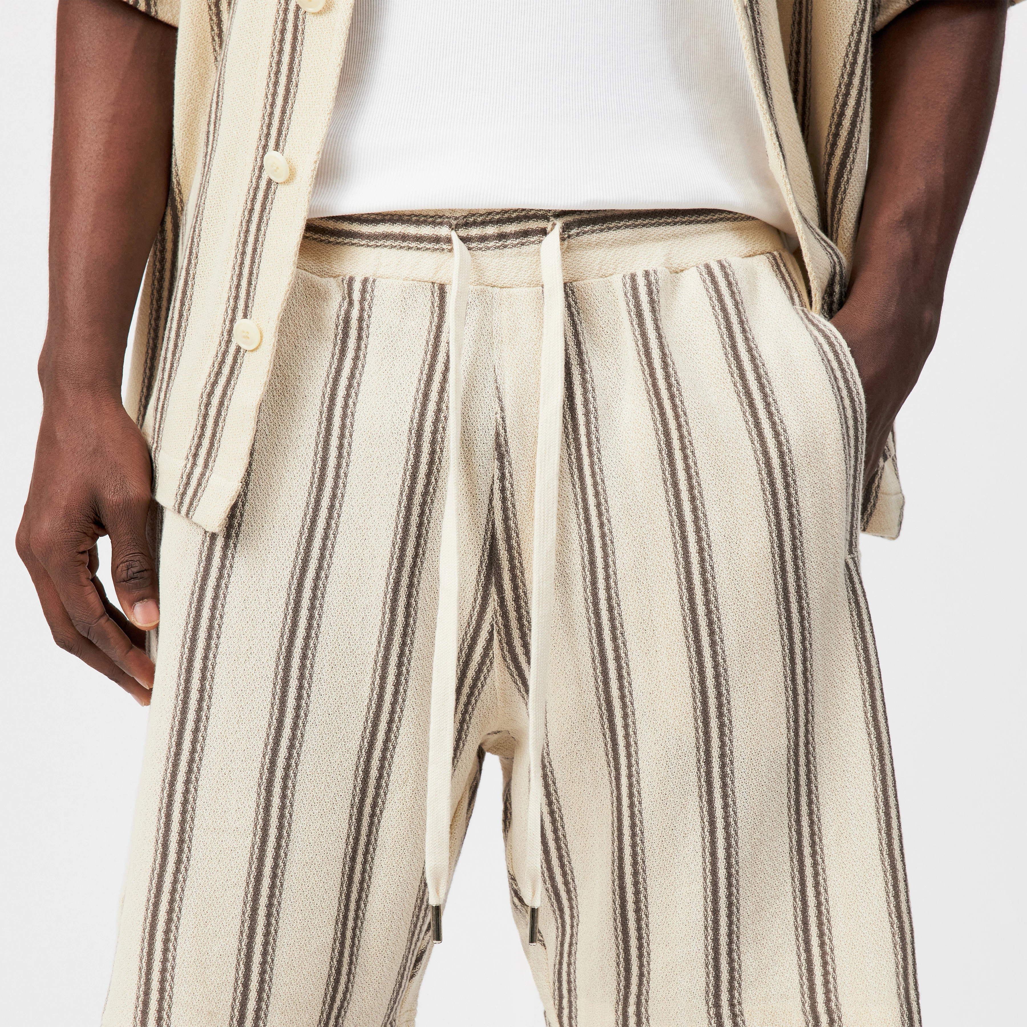 BRIKKO - Casual cotton shorts - men - beige - Detailansicht am Model