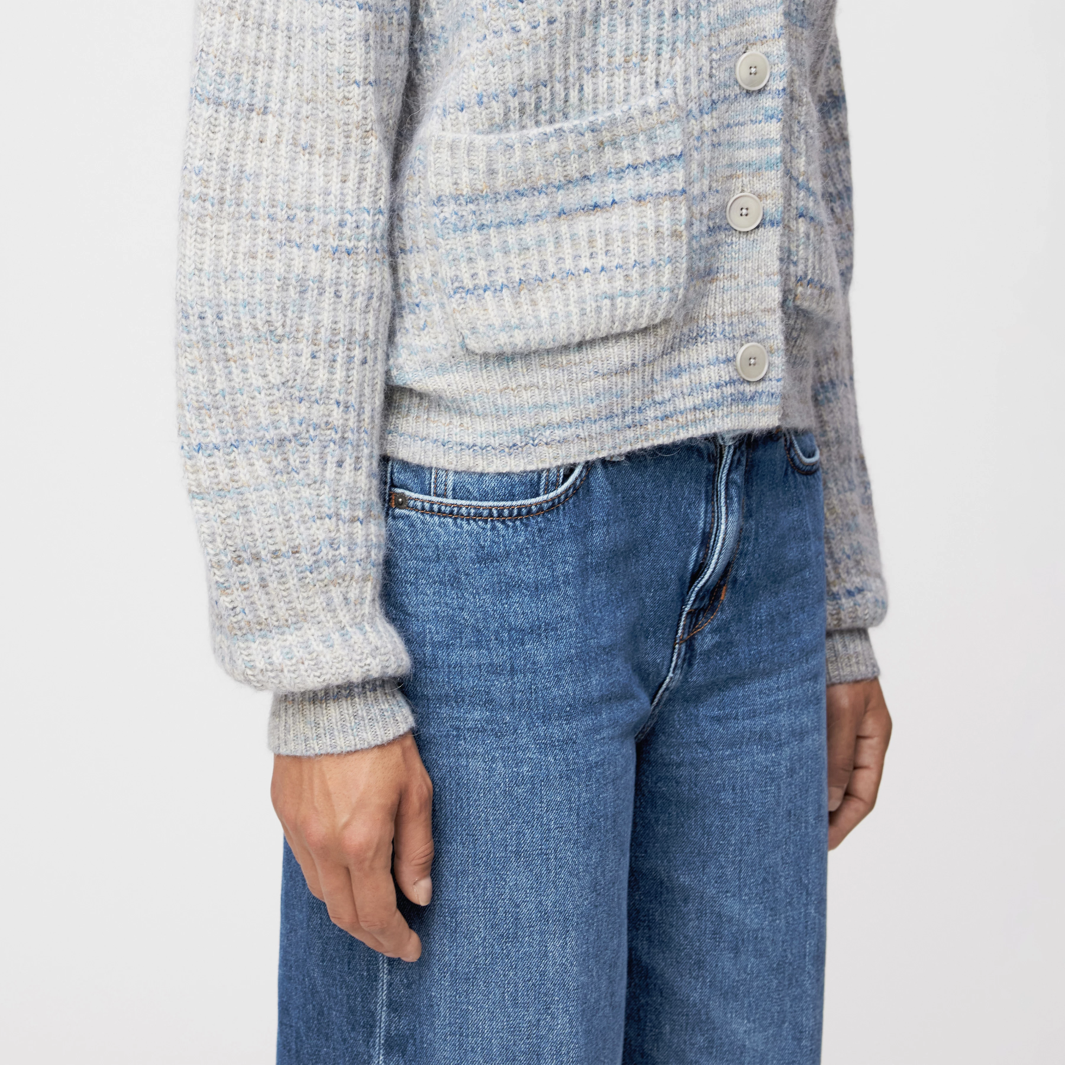 COOPIE_2 - Lässige Strickjacke in bedrucktem Wollmix-Garn - Damen - blau - Detailansicht am Model