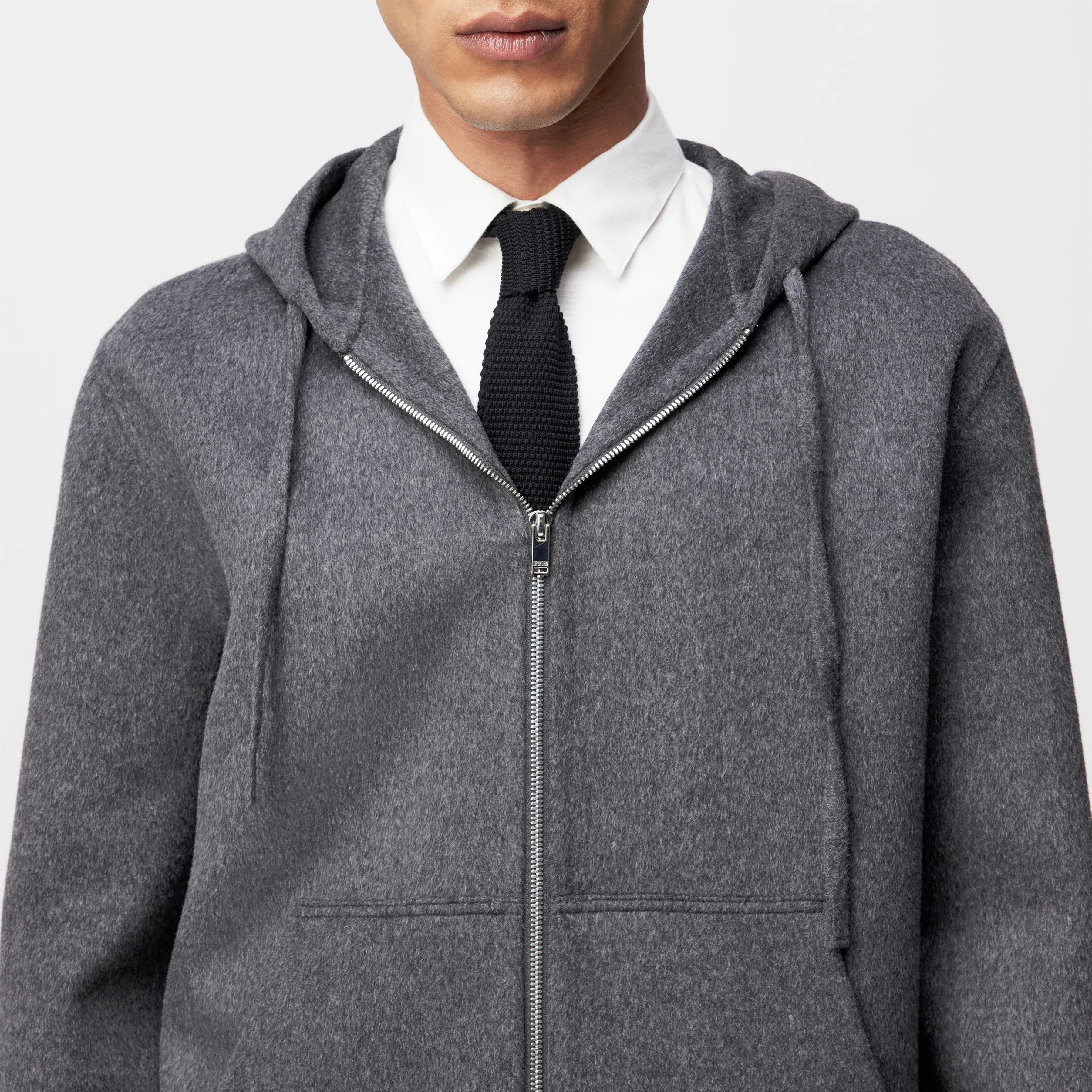 TIE_MODERN - Krawatte in Wolle - Unisex - schwarz - Detailansicht am Model