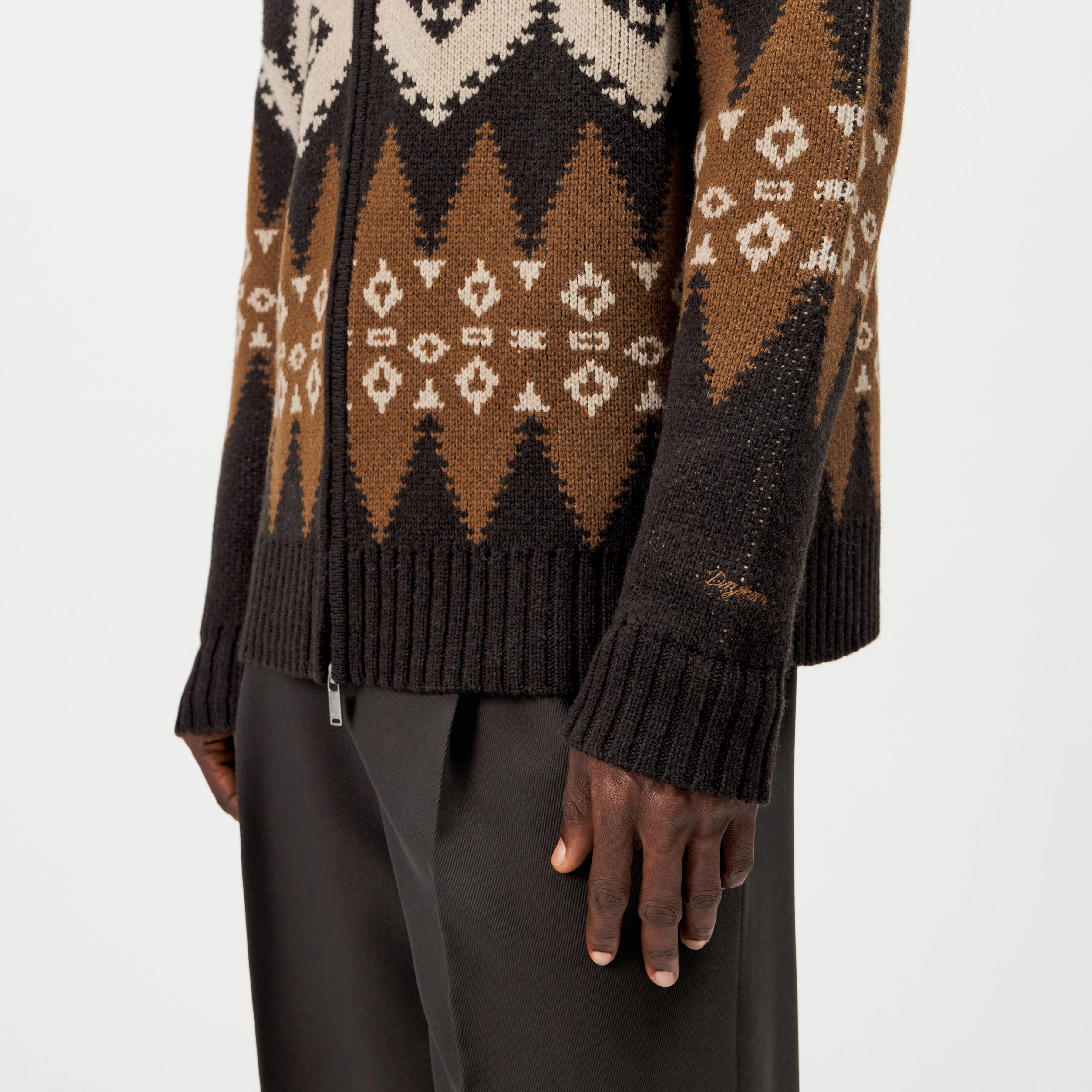 KYELL - Two-Way Zip Pullover in Jacquard Knit - men - brown - Detailansicht am Model