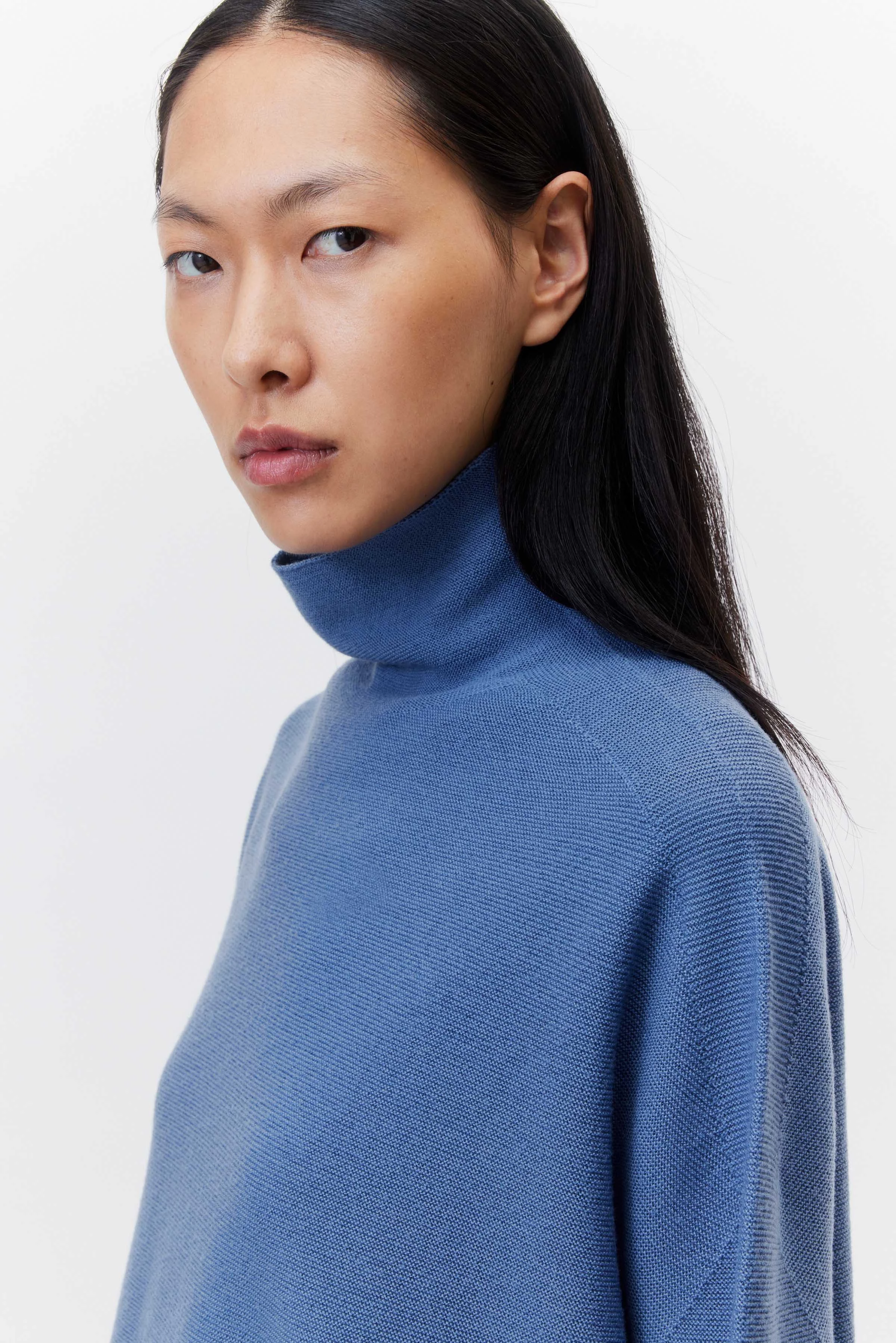 LIORA - Rollkragenpullover in Merinowolle - Damen - blau - Seitenansicht