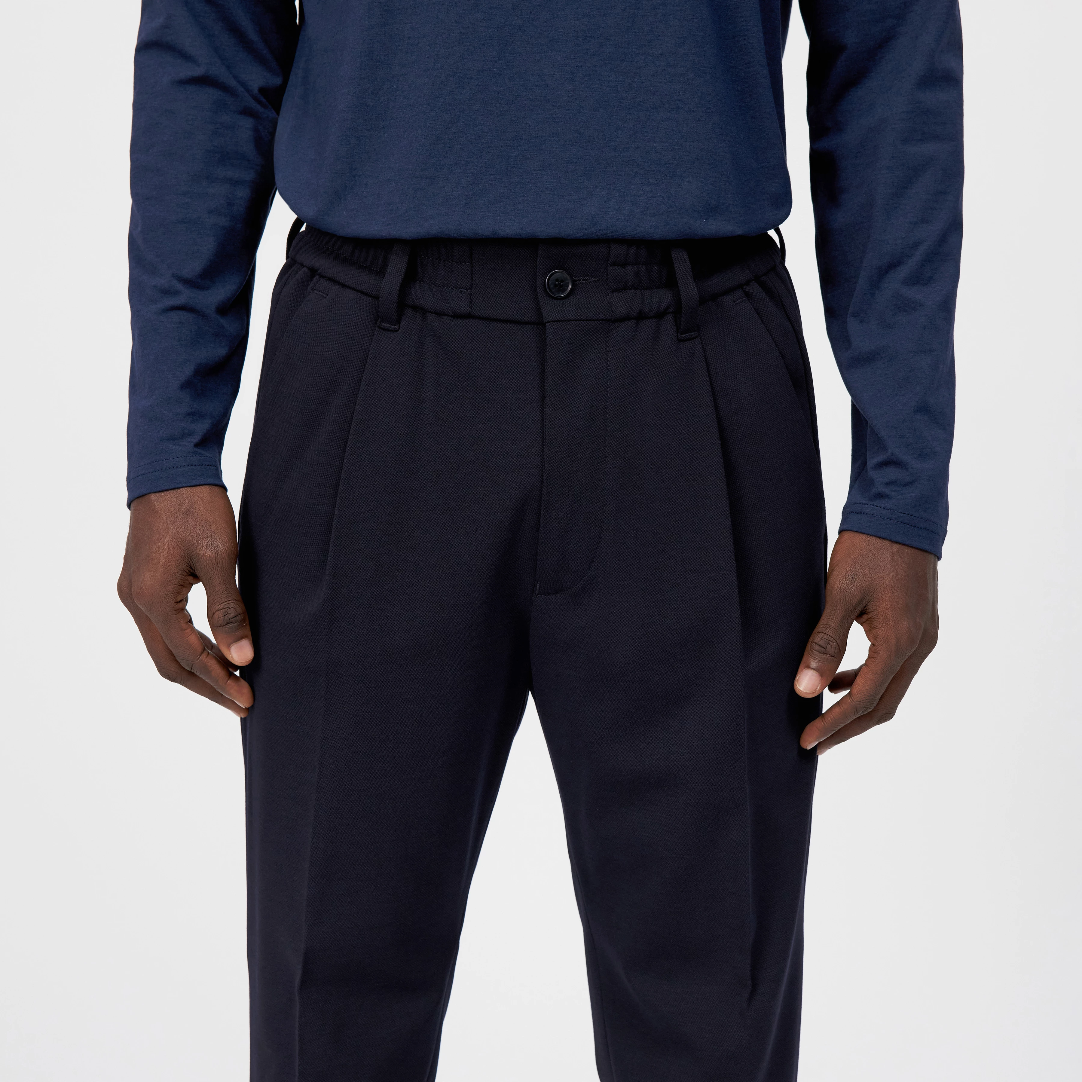 CHASY_RGLR - Casual Hose mit Bundfalte in Nylon-Jersey - Herren - blau - Detailansicht am Model