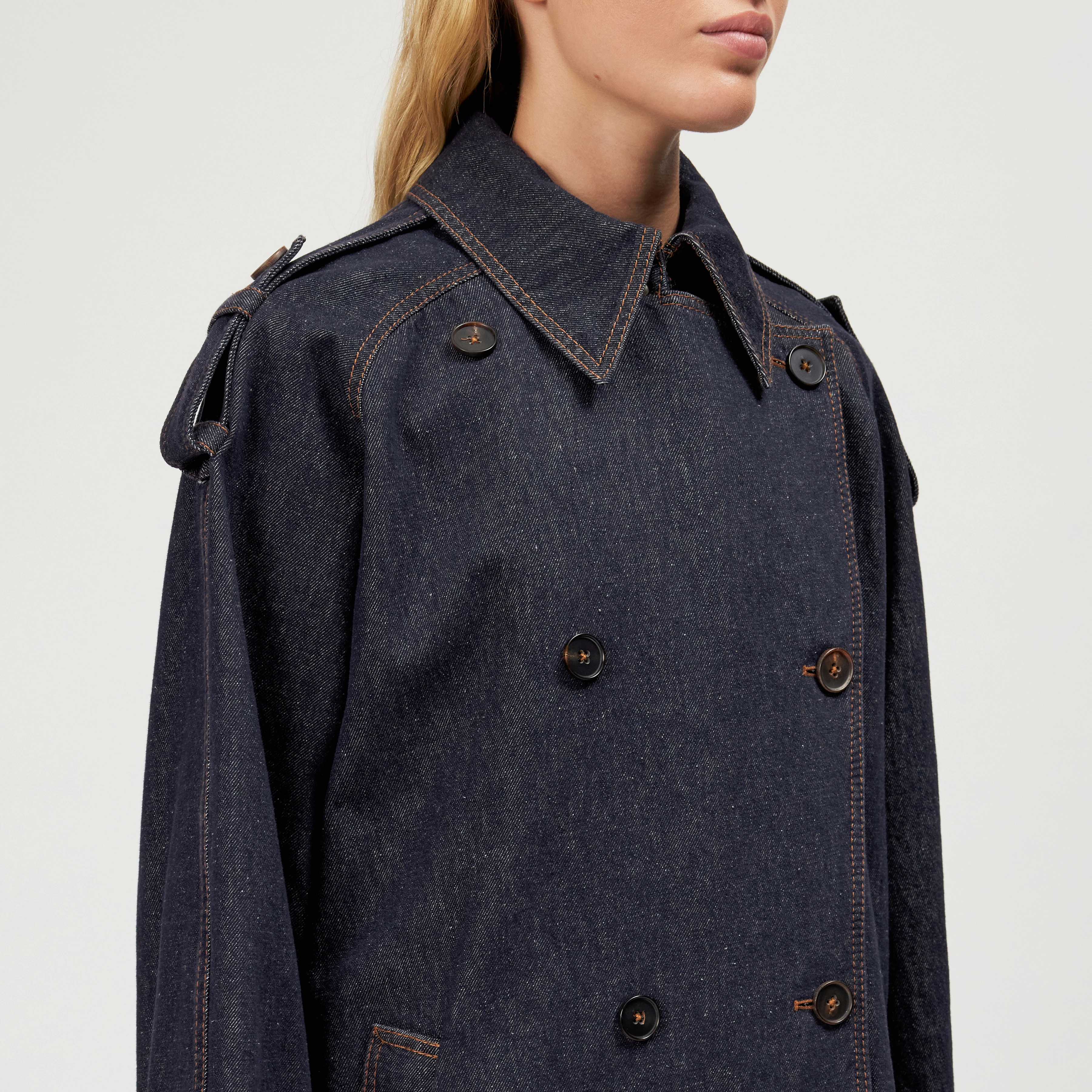 CHAILEY - Long denim cape coat - women - blue - Detailansicht am Model