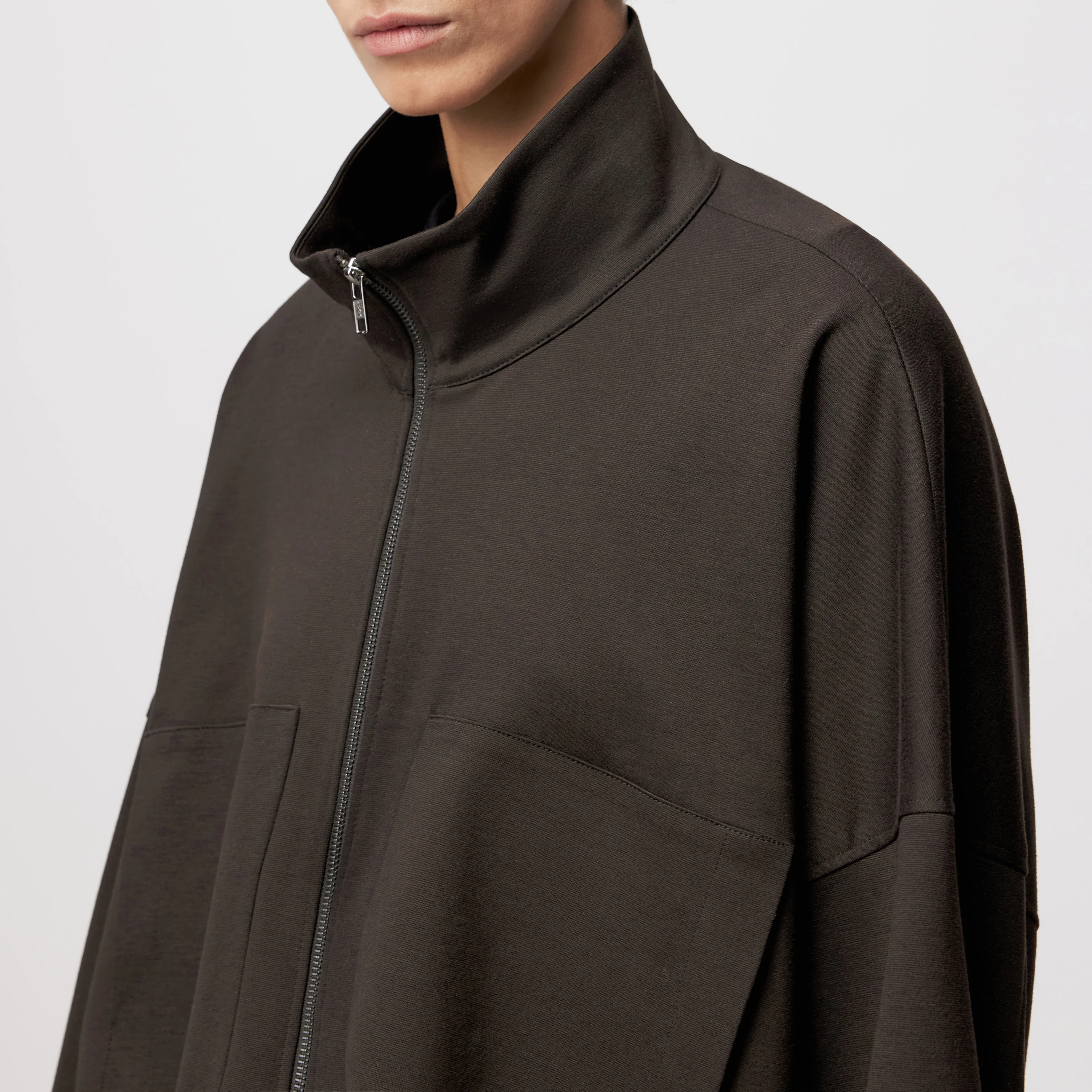 ELSTOW_1 - Oversized Jacke in Viskose-Mix - Damen - braun - Detailansicht am Model