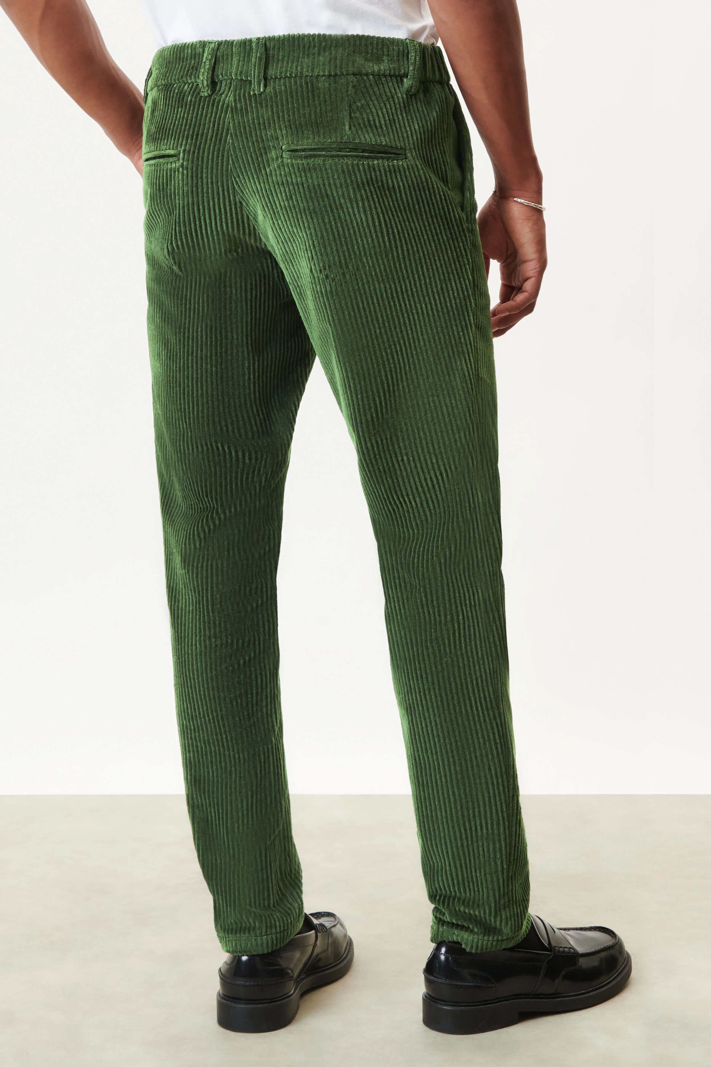 AJEND - Ready-made trousers in Italian-made broad corduroy - men - green - Rückansicht