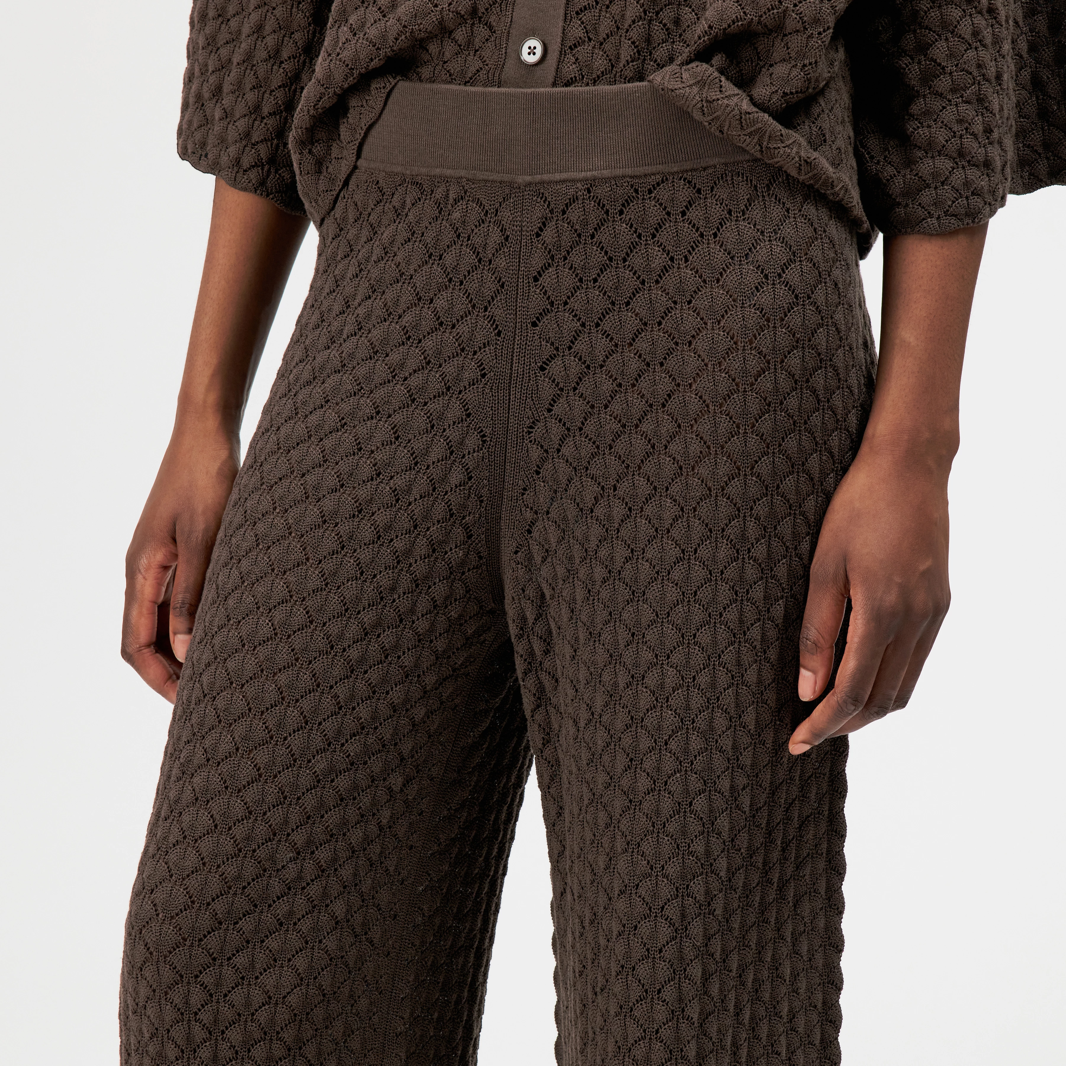 TINKO - Pantalon Marlene en maille structurée coton - women - marron - Detailansicht am Model