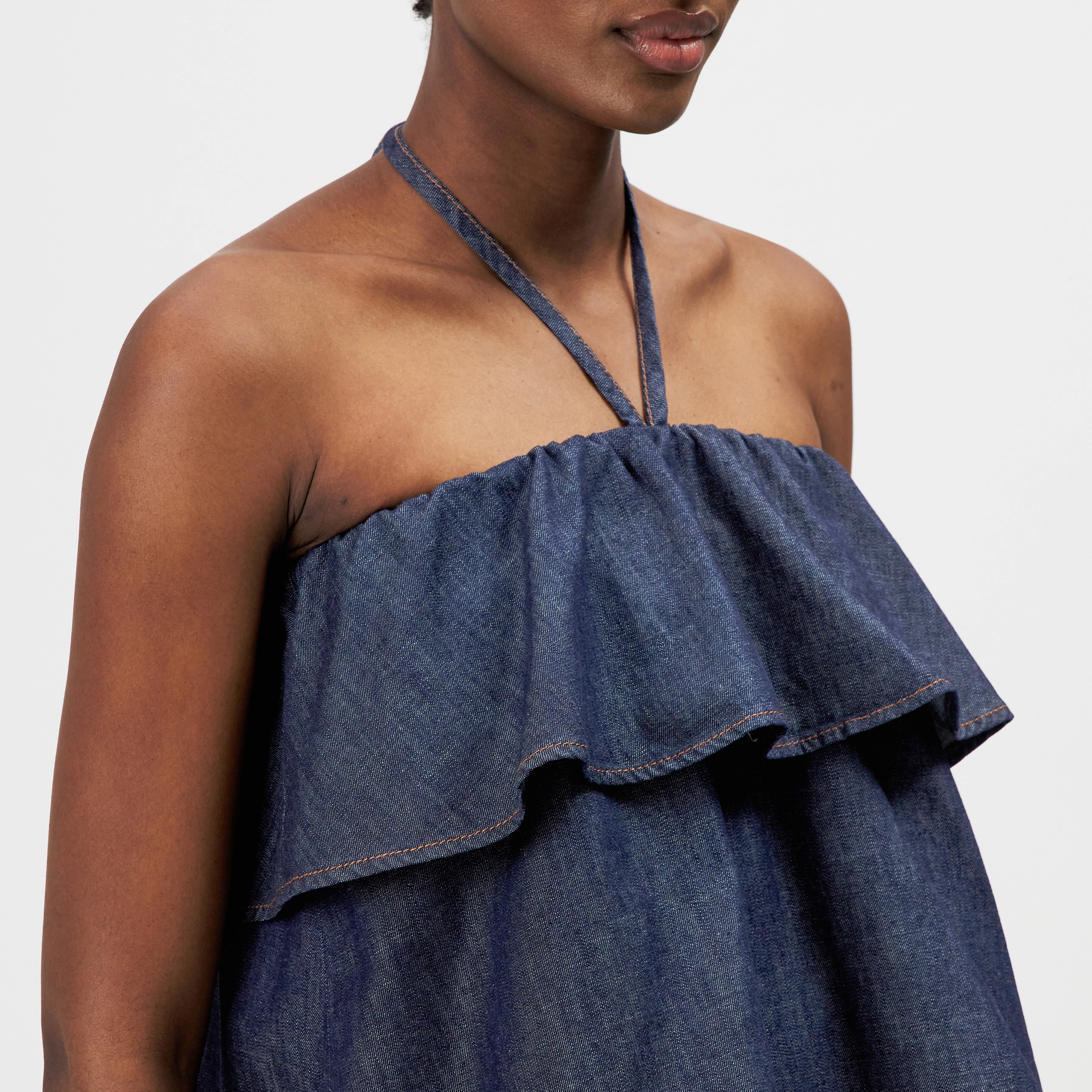 RIVANA - Denim-look cropped bandeau, halterneck. - women - blue - Detailansicht am Model