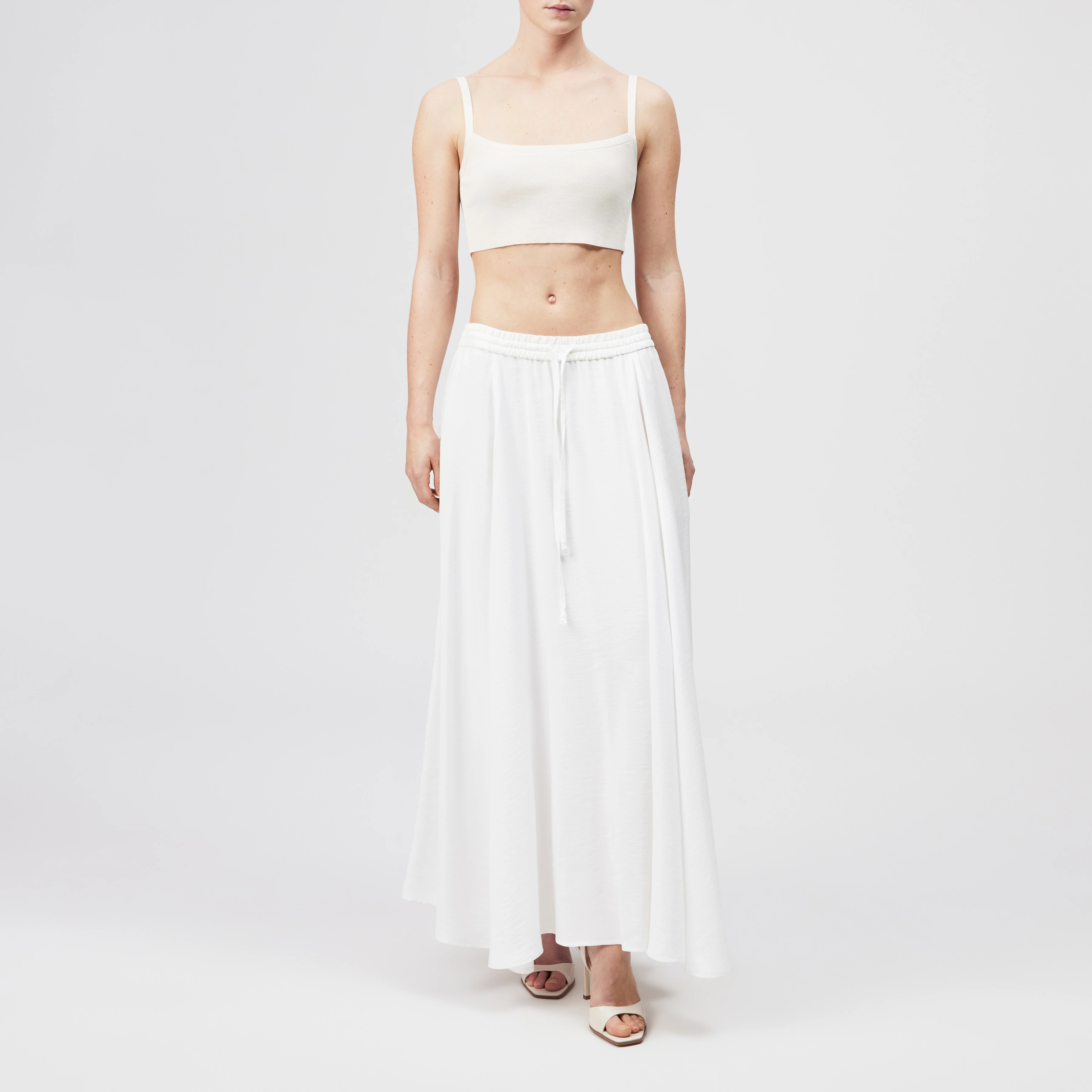 QERIME - Modal twill pleated skirt - women - off white - Ganzkörper-Frontansicht
