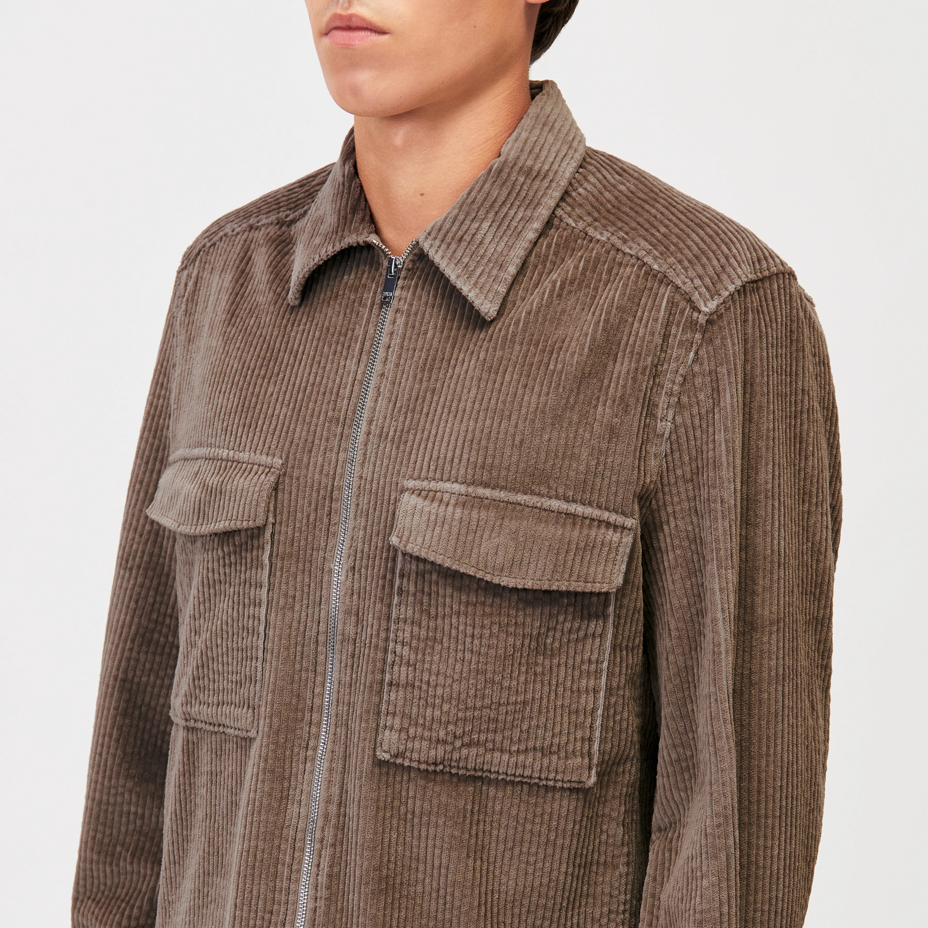 GUNRAY_Z - Relaxed Fit Overshirt in Breitcord - Herren - braun - Detailansicht am Model
