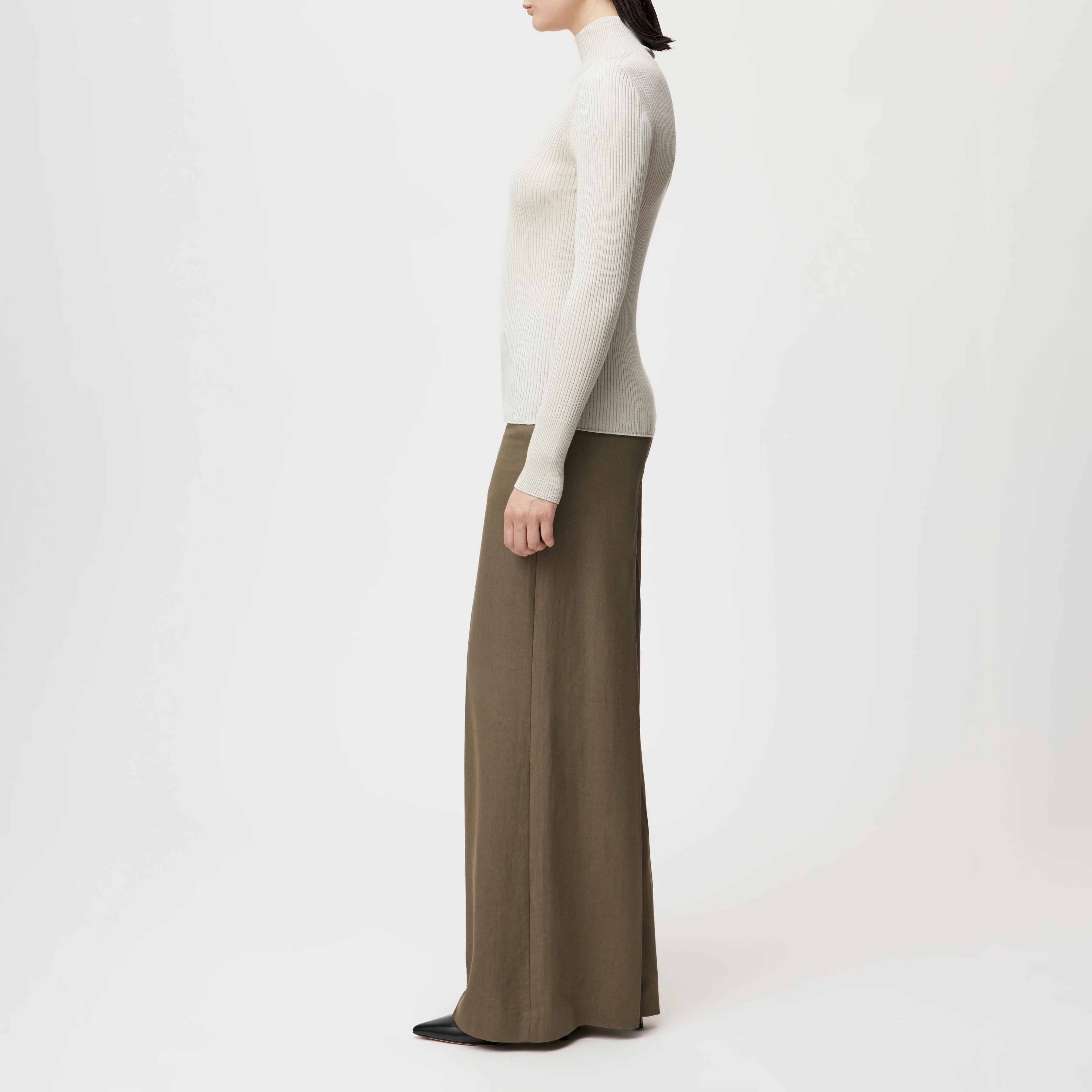 INARI - Turtleneck jumper in flowing wool blend - women - beige - Seitenansicht