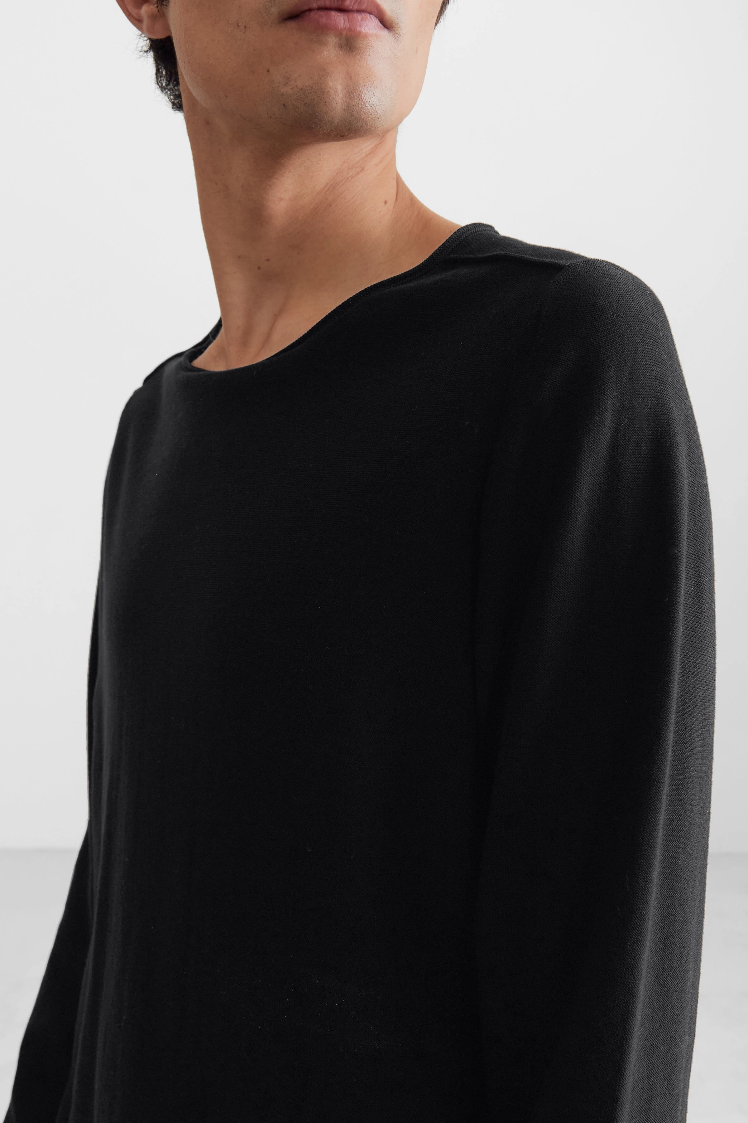 RIK - Pullover mit rollenden Kanten aus reiner Baumwolle - Herren - schwarz - Detailansicht am Model