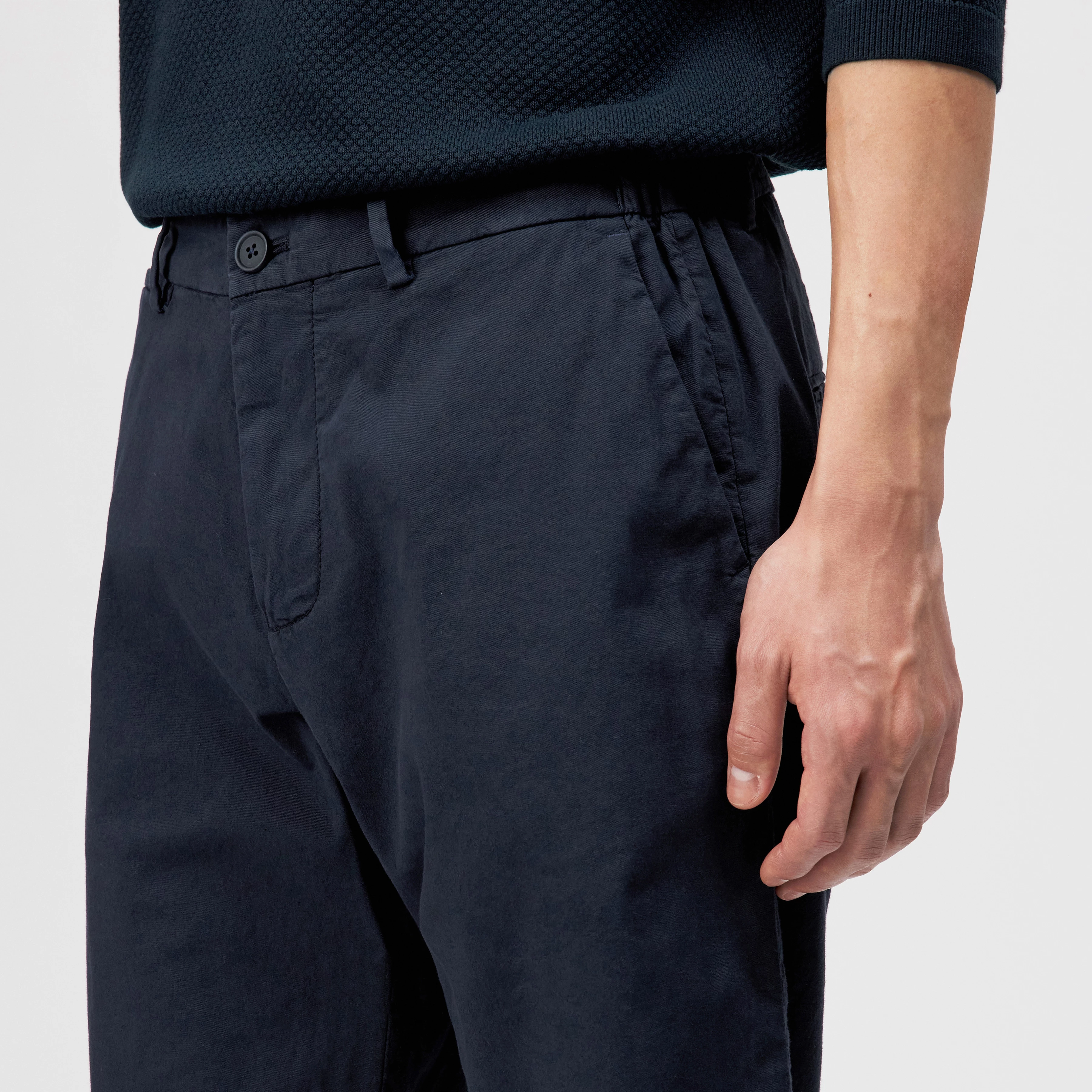 KEND - Chino shorts in cotton twill - men - blue - Detailansicht am Model