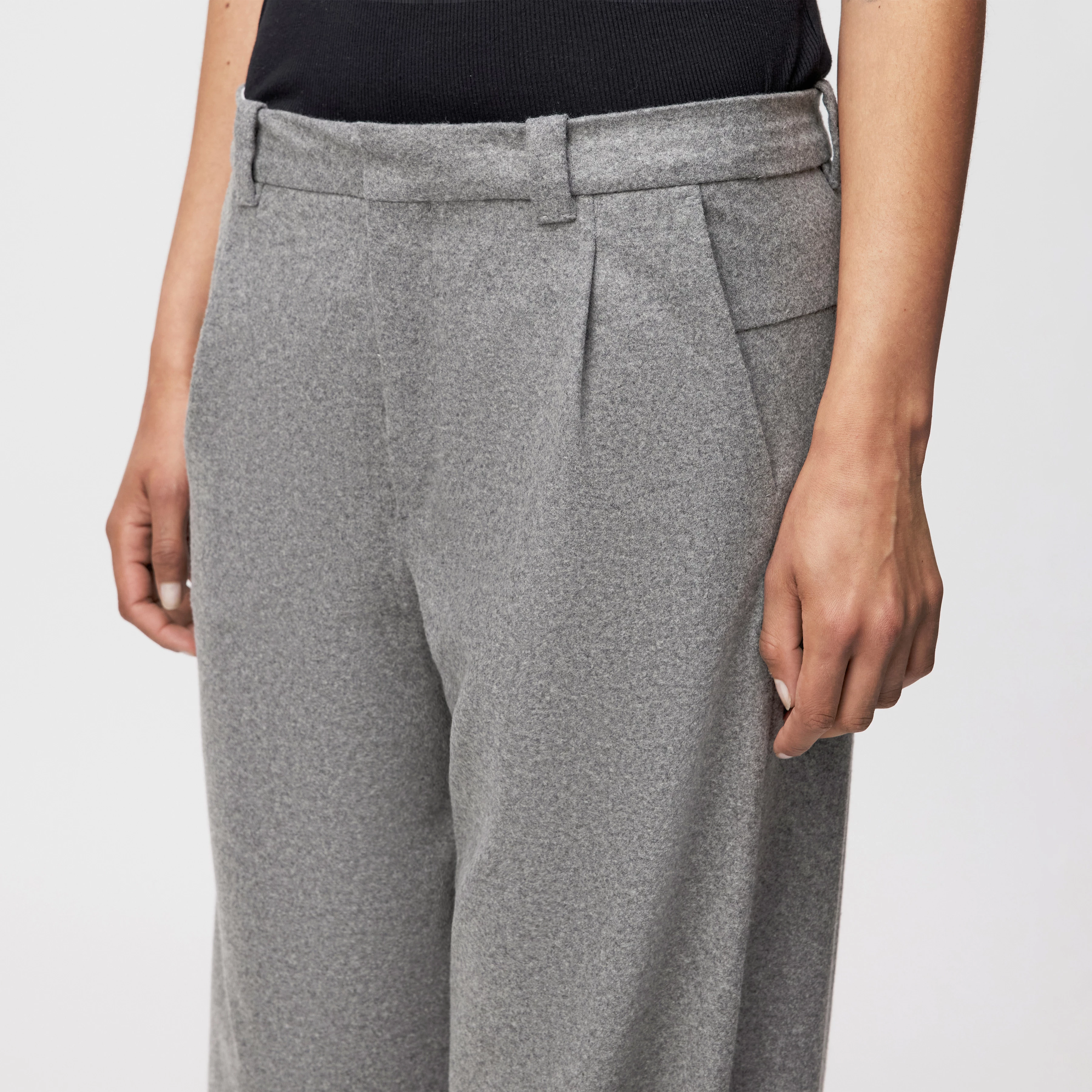 CRAWL - Pleated trousers in jersey wool mix - women - grey - Detailansicht am Model