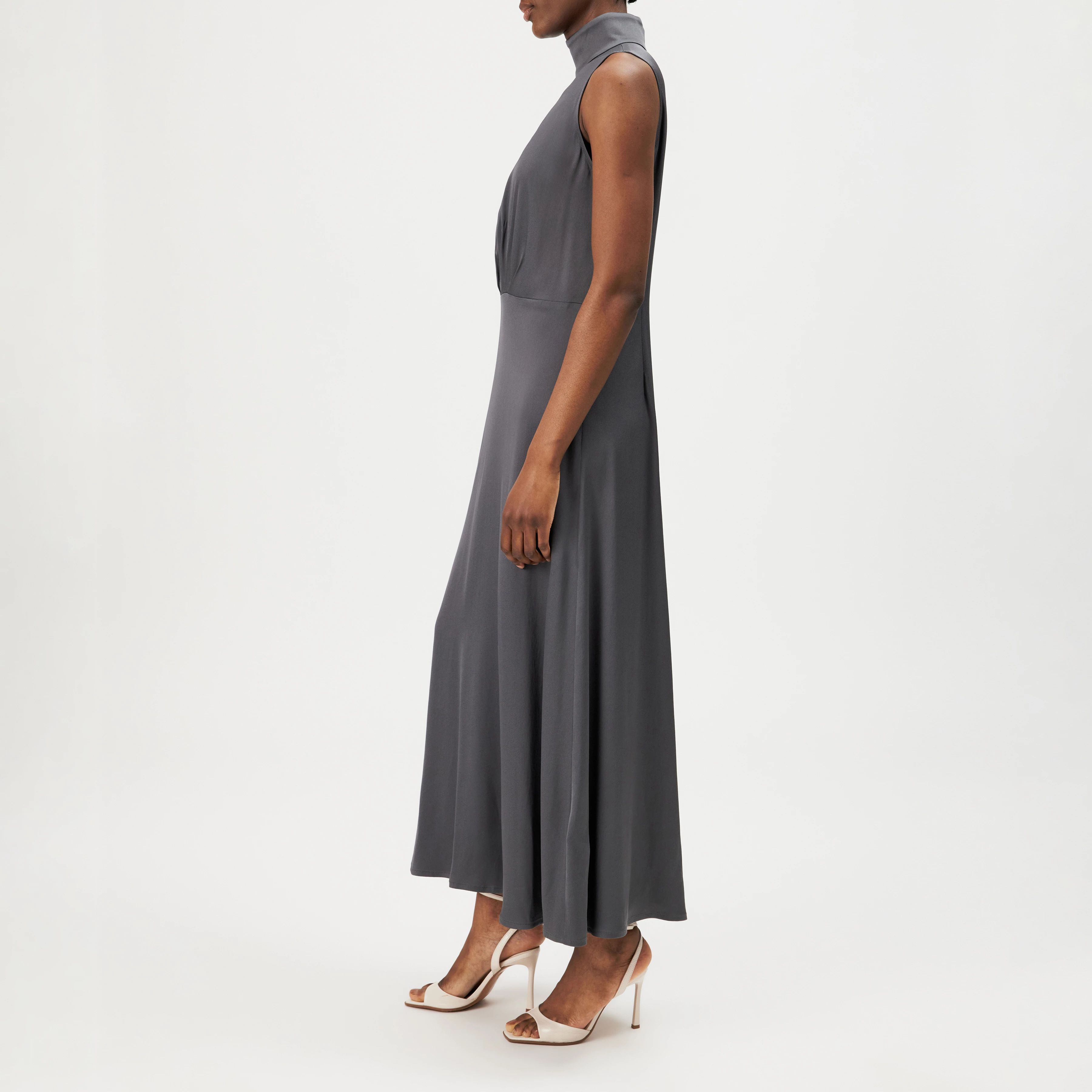 AMABEL - Maxi Stehkragen Kleid in Satin - Damen - grau - Seitenansicht