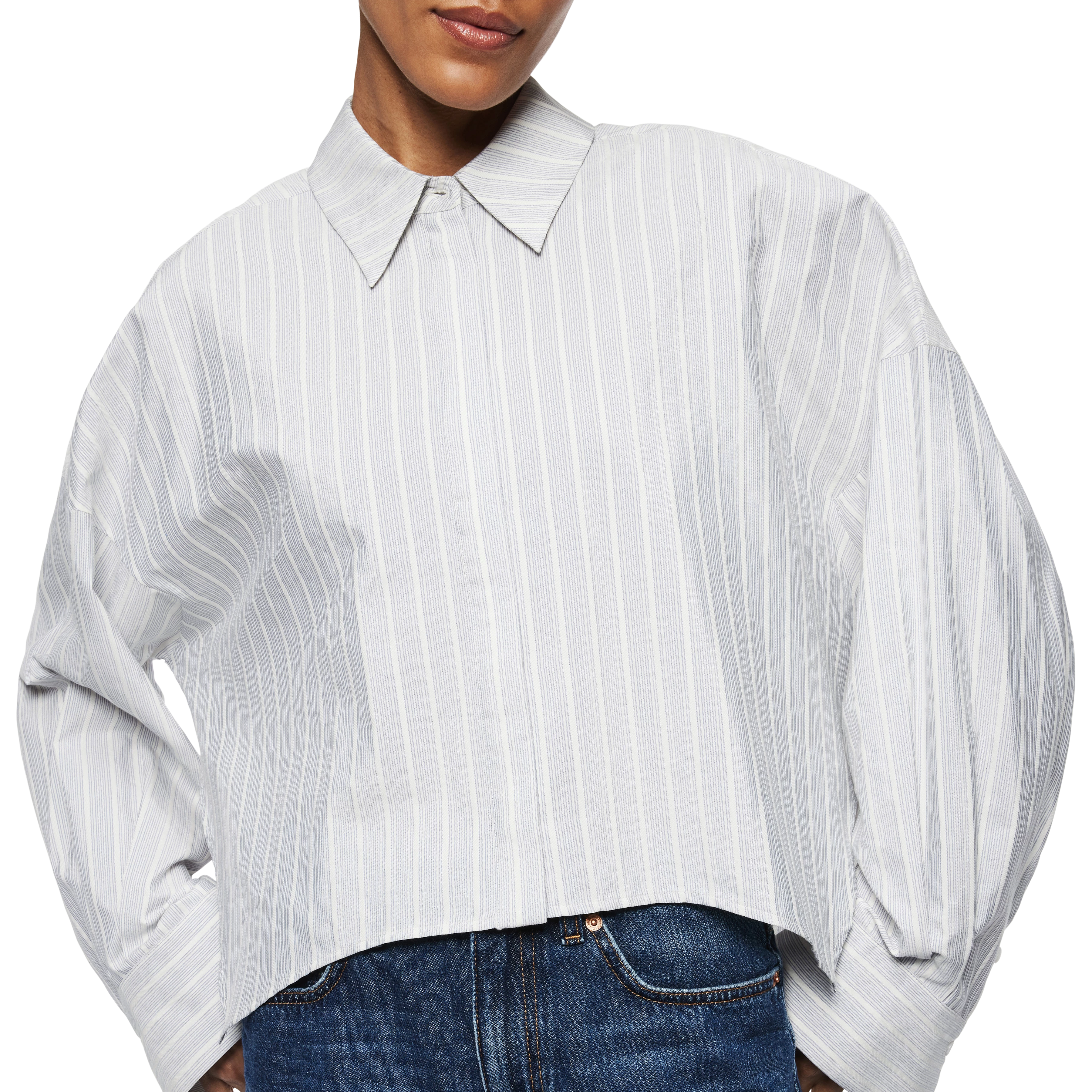 OSHIA - Oversized Hemdbluse in Seide-Baumwolle Mix - Damen - blau - Detailansicht am Model